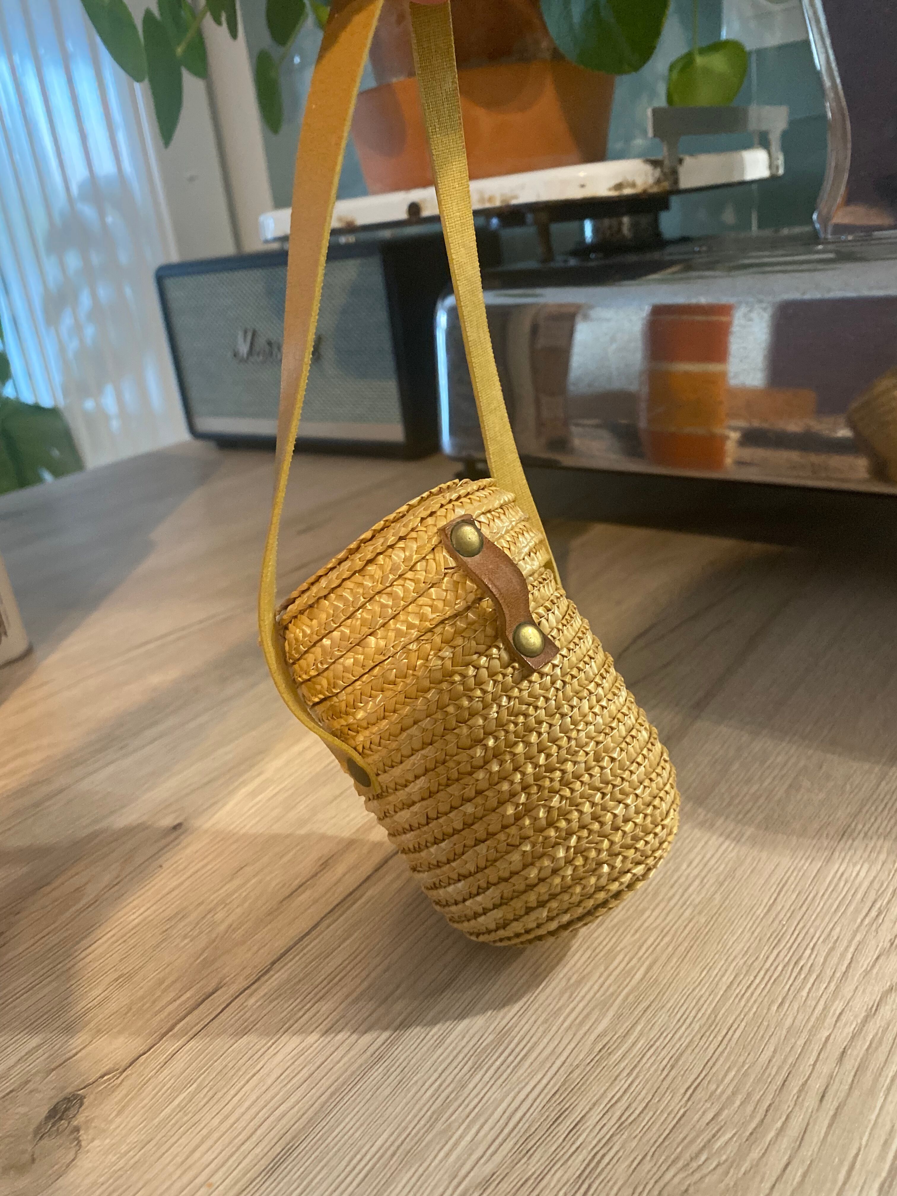 Vichy curist glass graduated in his leather and straw bag