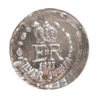 Presse-papier en verre Dartington Queen Elizabeth II Silver Jubilee 1977