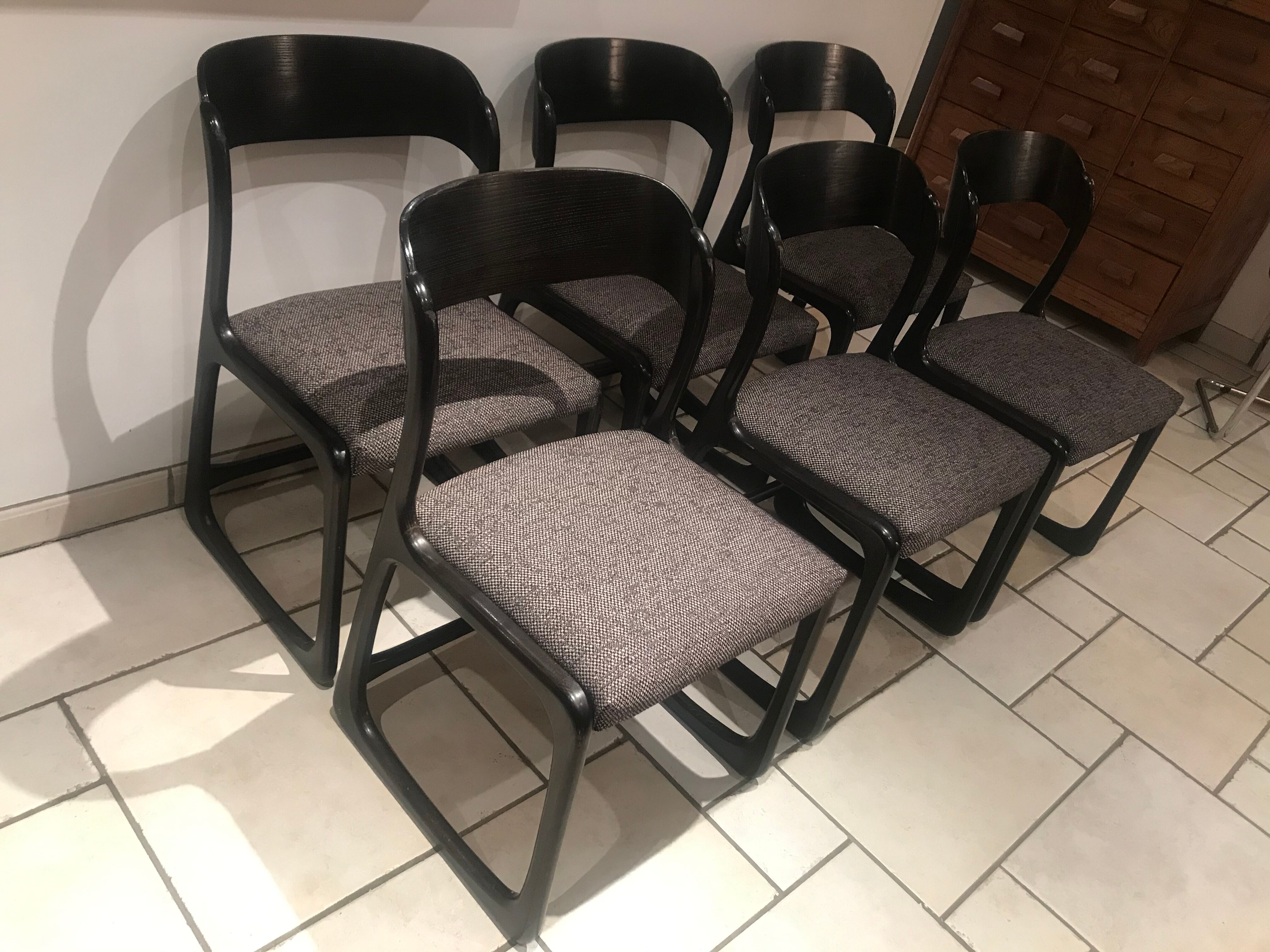 Suite de 6 chaises Baumann « traîneau » retapissées