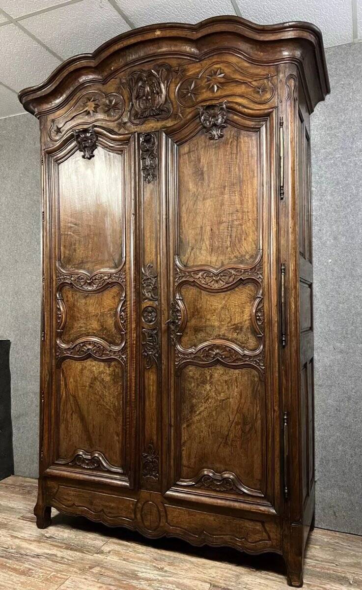 Very important Lyonnais wardrobe from the Louis XV period in solid walnut / height 295 cm