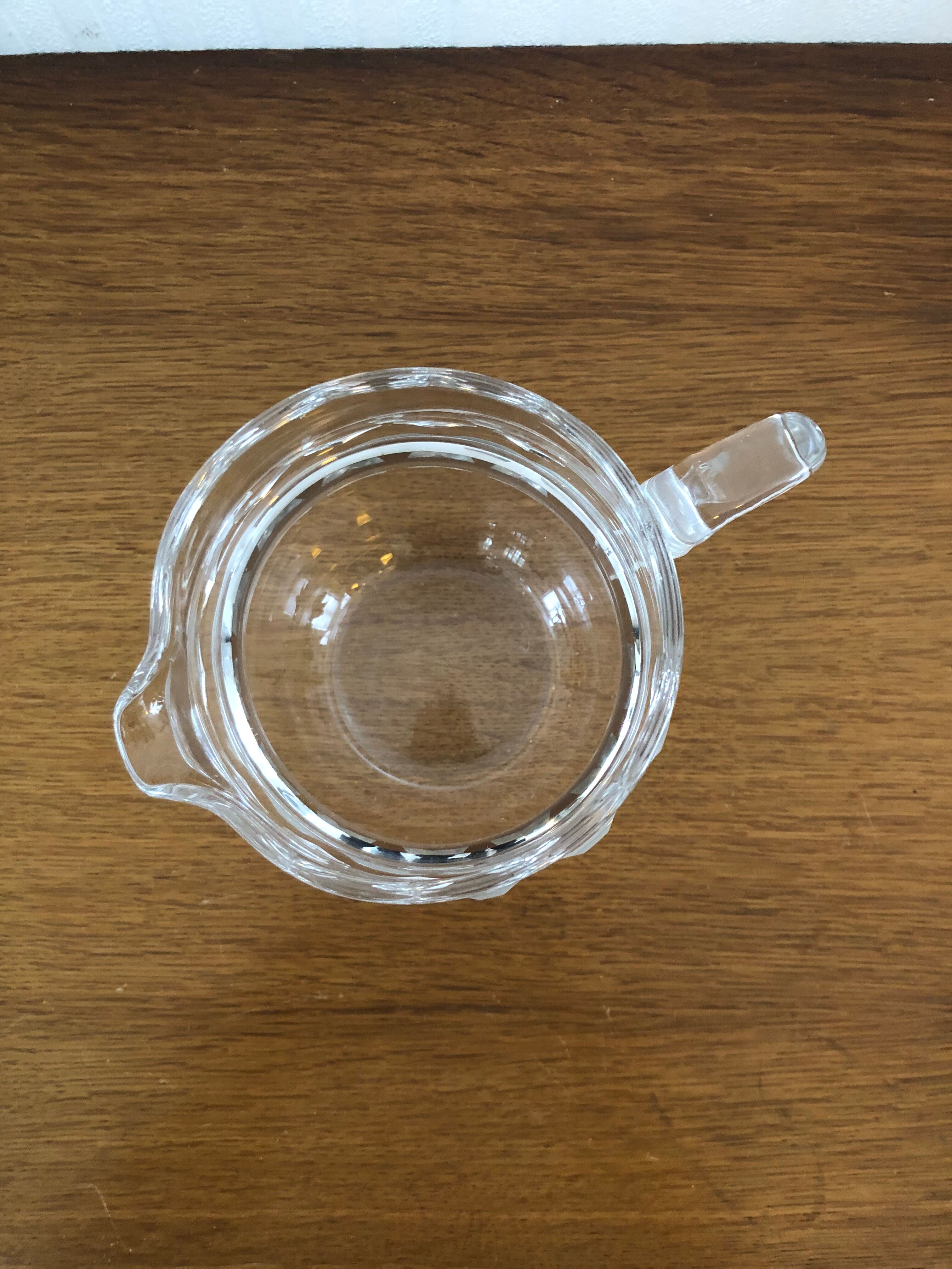 Cruche en verre taillé avec anse