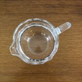 Cruche en verre taillé avec anse