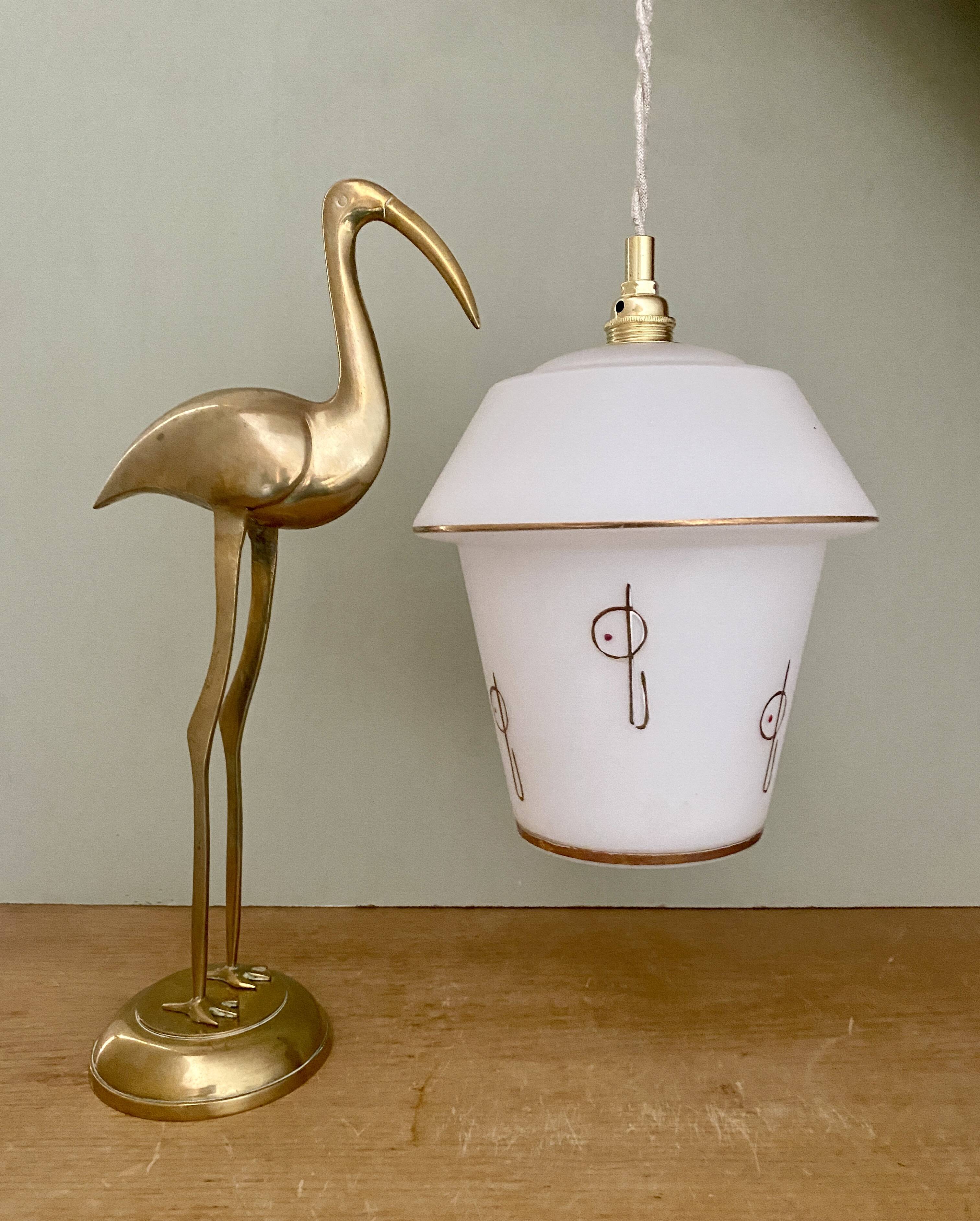 Suspension globe vintage en opaline blanche à décor doré
