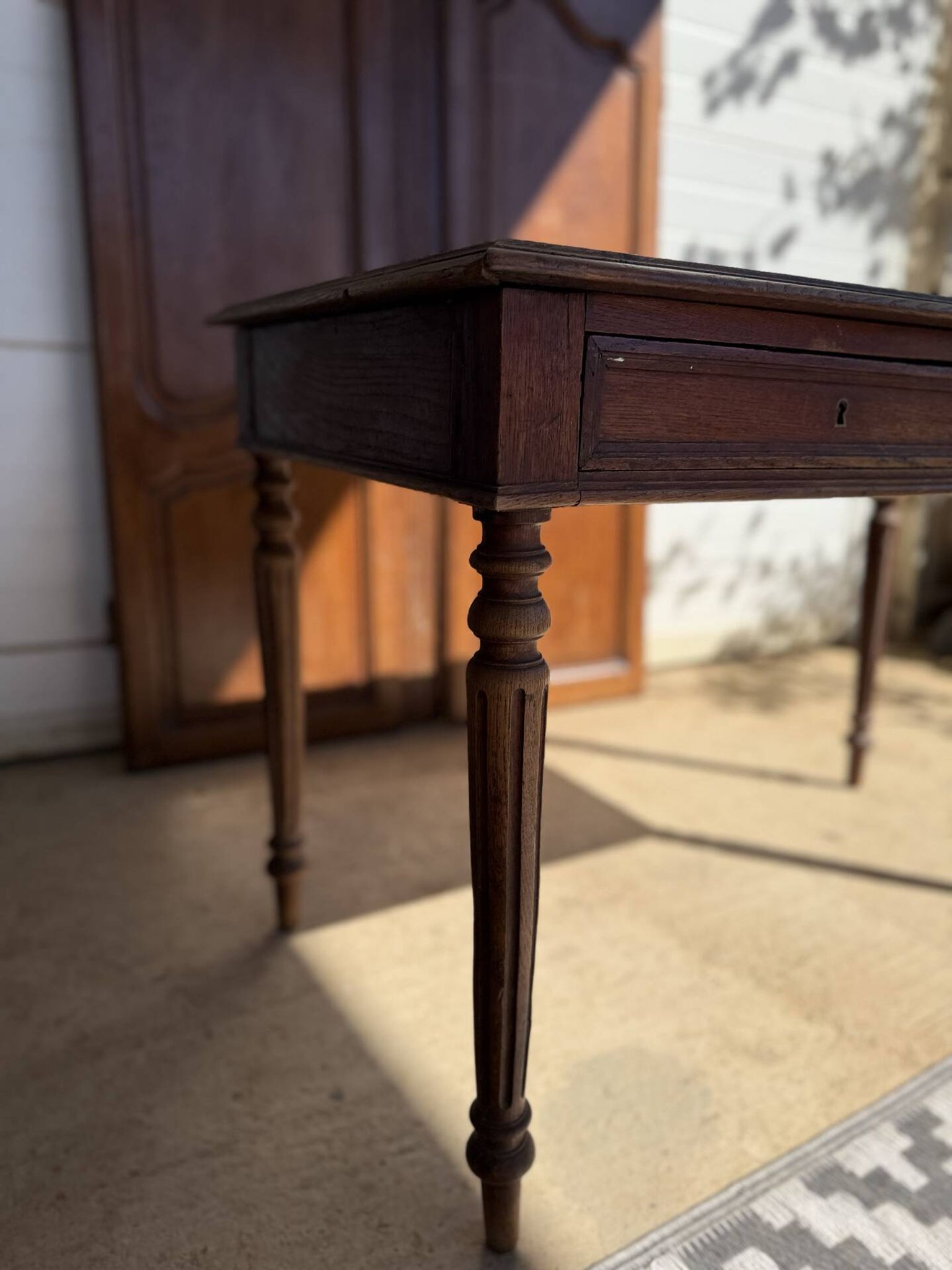 Bureau ancien style Louis XVI - plateau en feutrine bleue