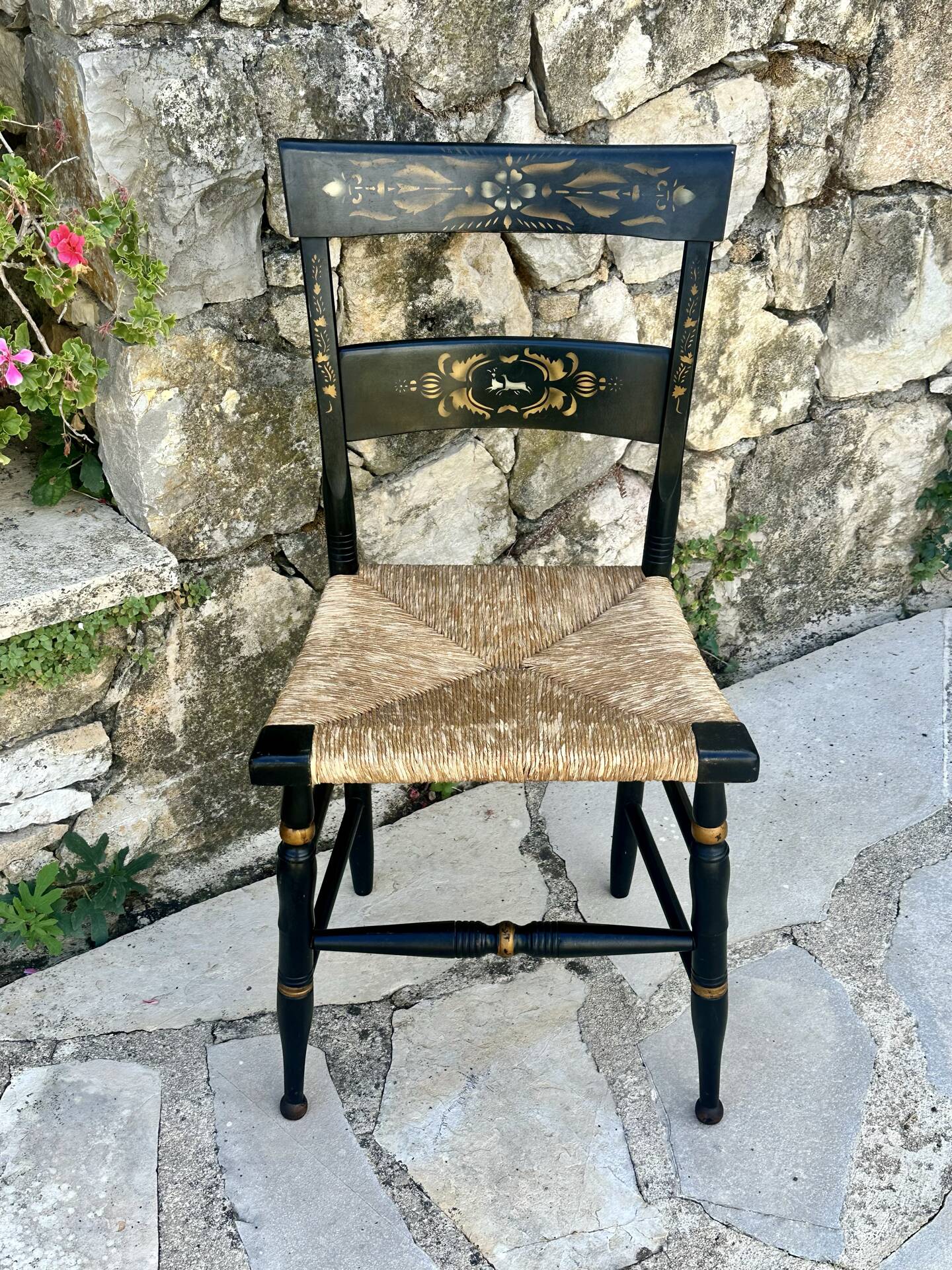 Chaise en bois peint dans le goût d’Hitchcock.
