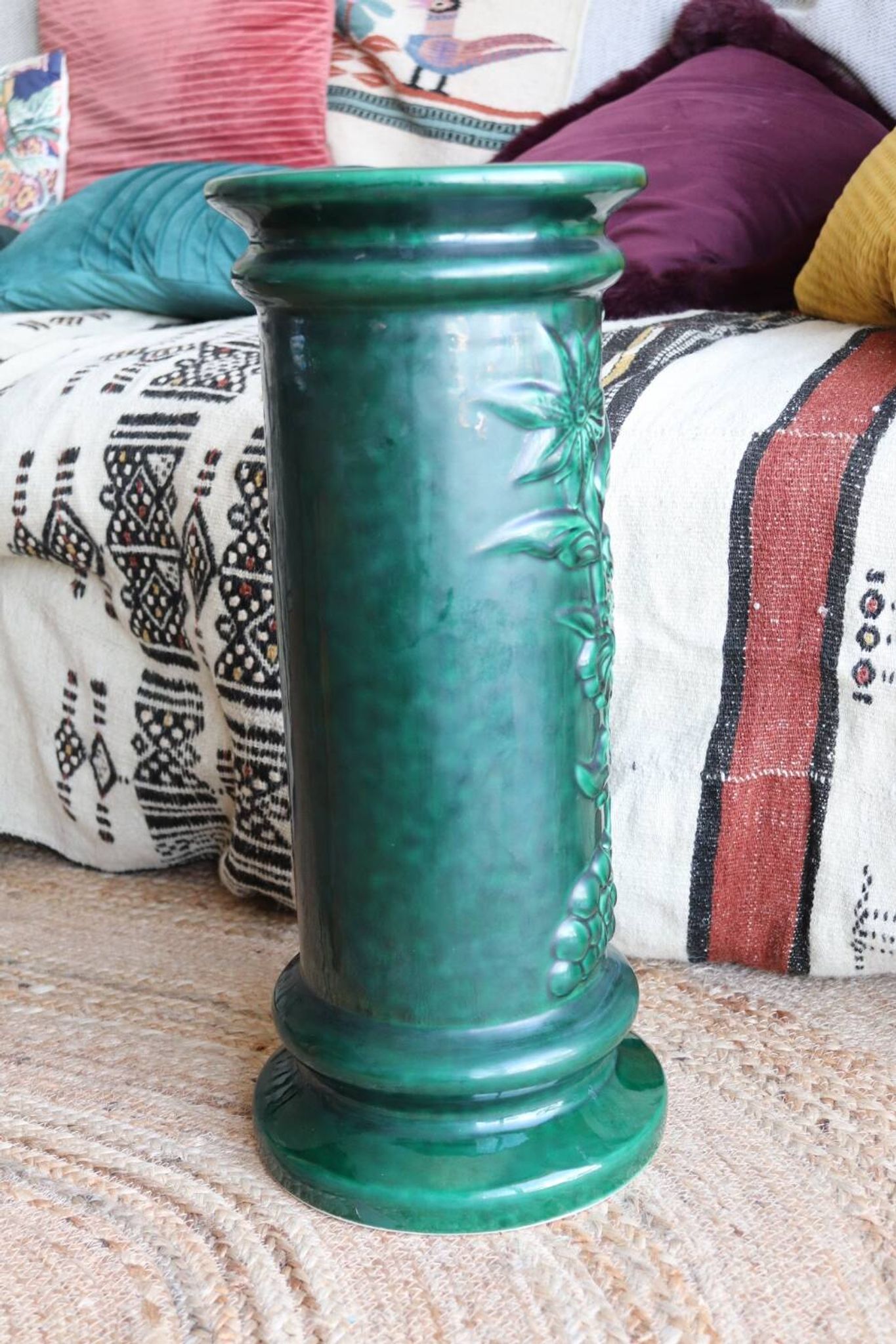 Pedestal column in green ceramic with flower and fruit decoration