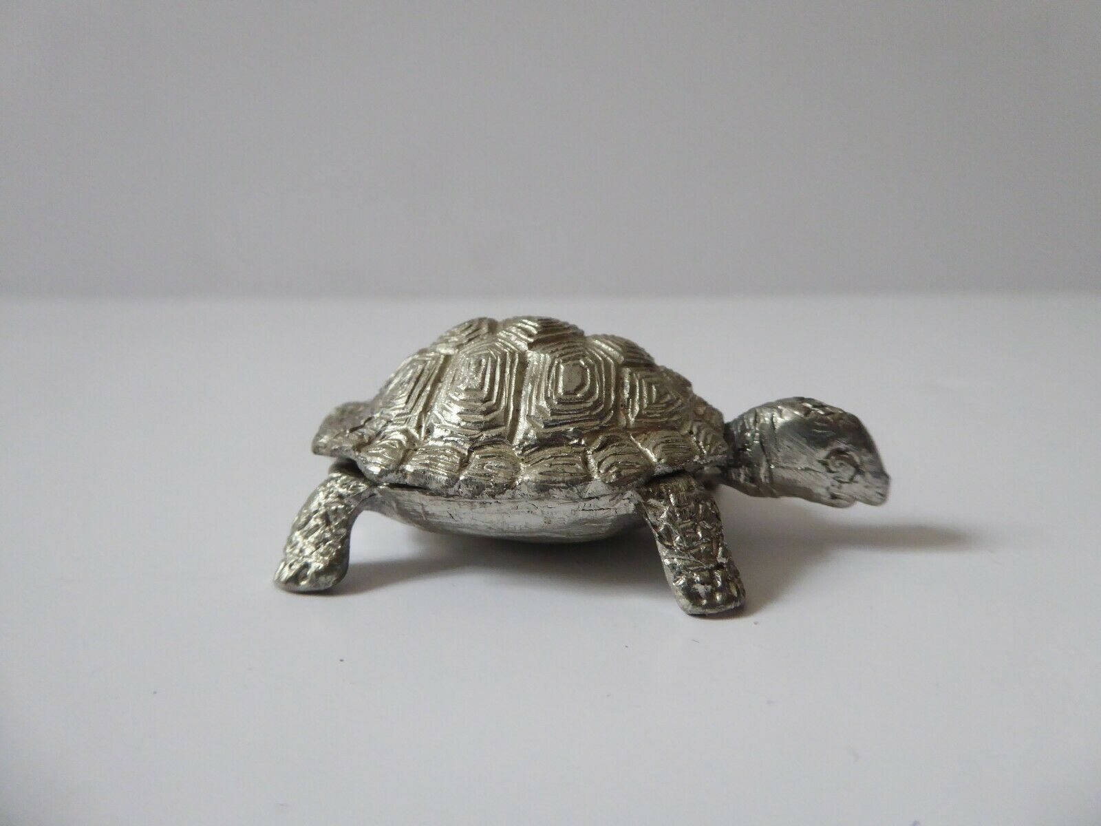 Boîte en forme de tortue en métal argenté