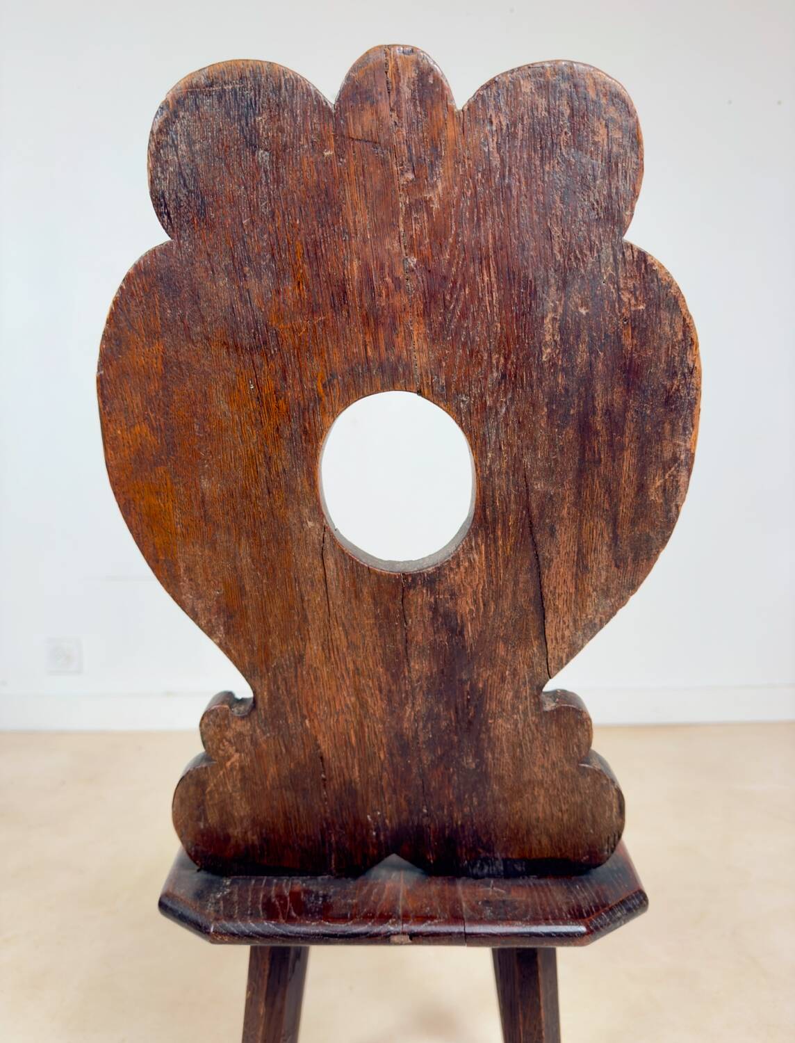Chaise escabelle sculptée