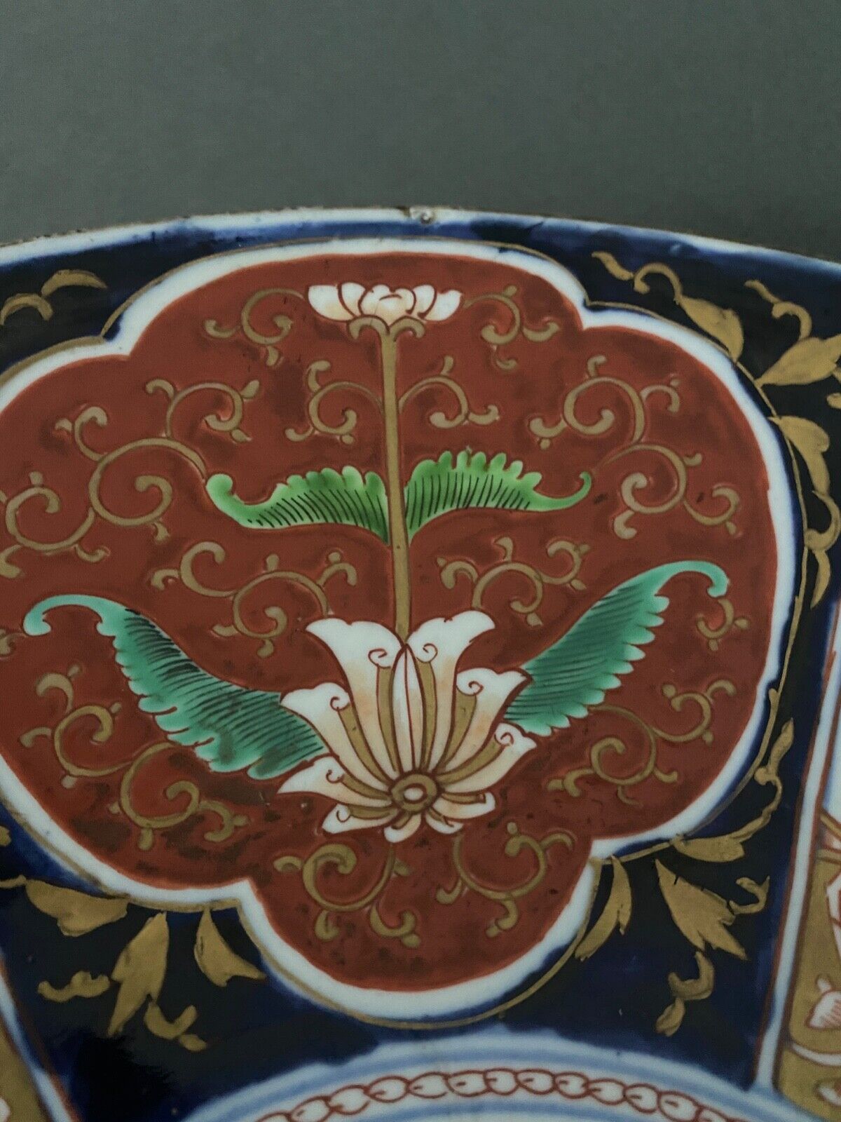 Large porcelain dish of Imari XIXth floral decoration