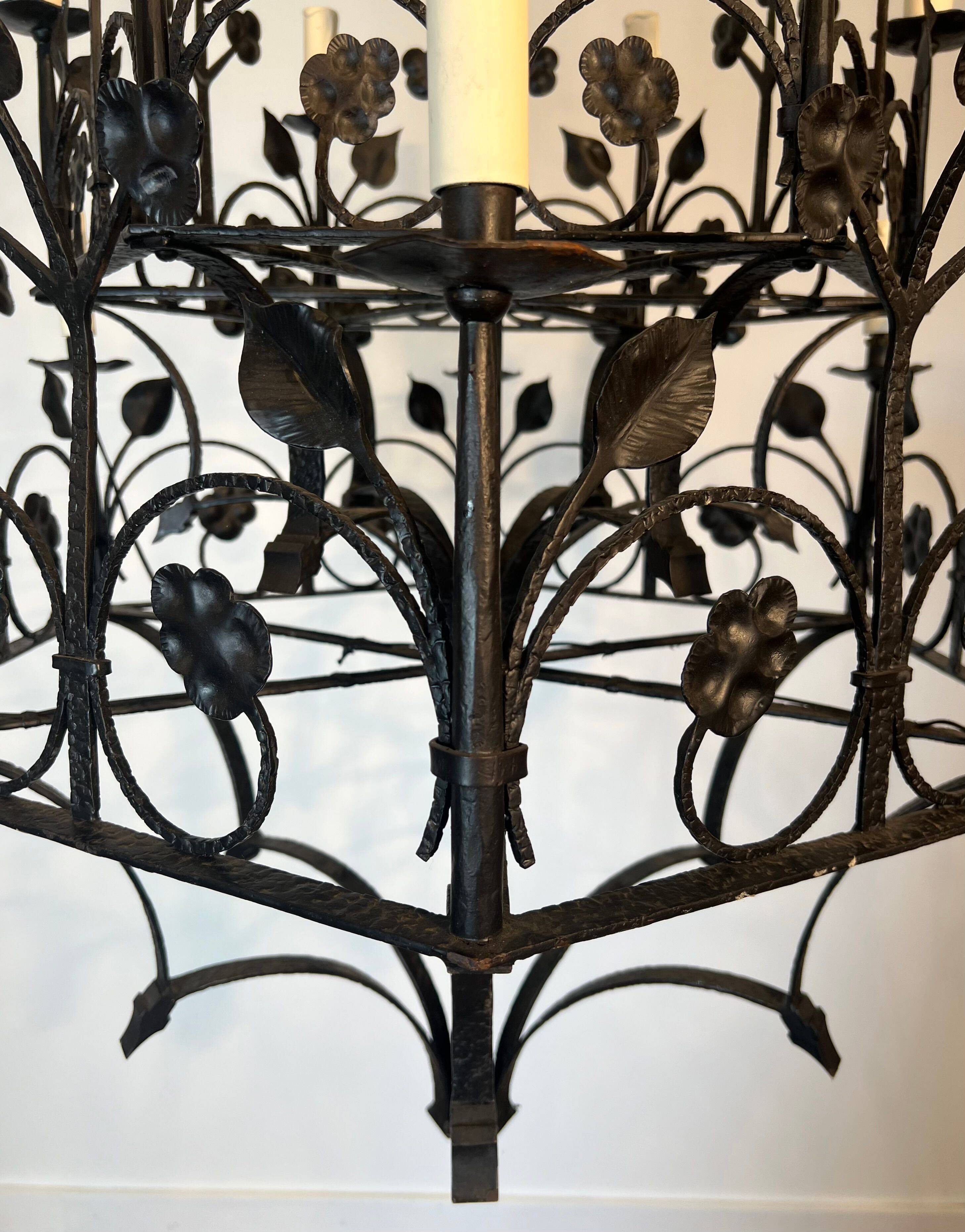 Lustre with 12 lights in wrought iron decorated with clovers and foliage.
