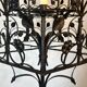 Lustre 12 lumières en fer forgé à décor de trèfles et feuillages