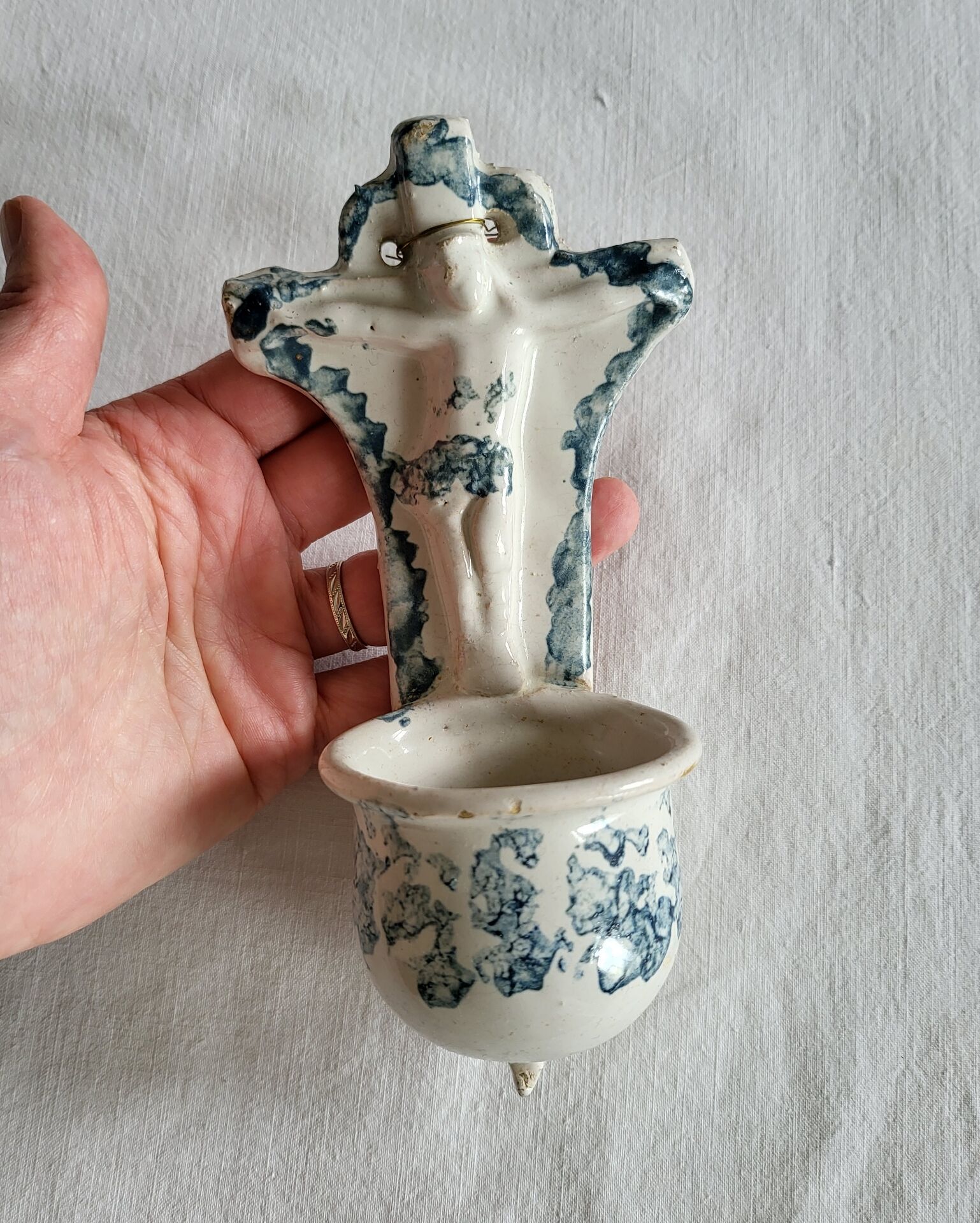 Ancien Bénitier en Faïence bleue et blanche Christ Croix