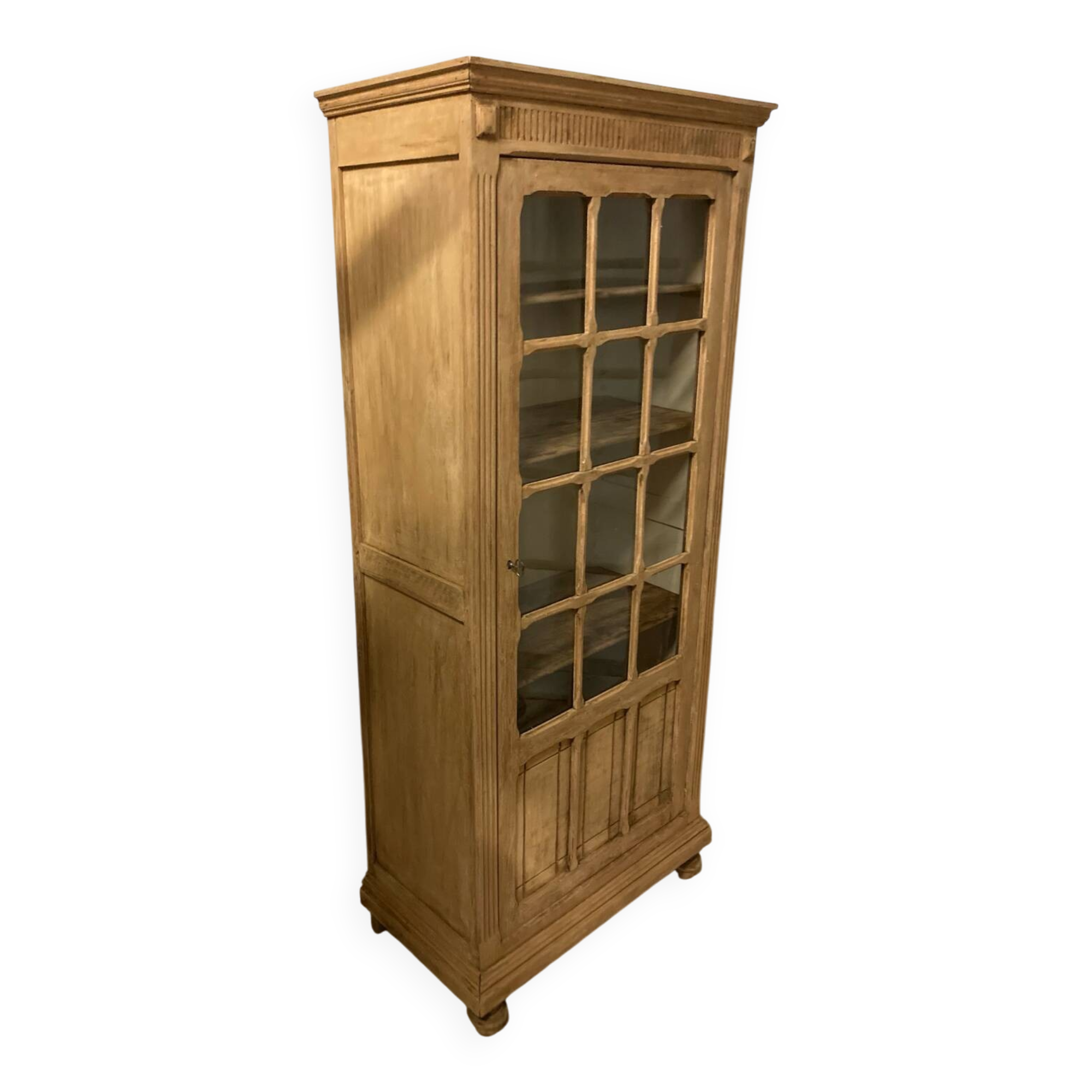 Armoire vitrine parisienne