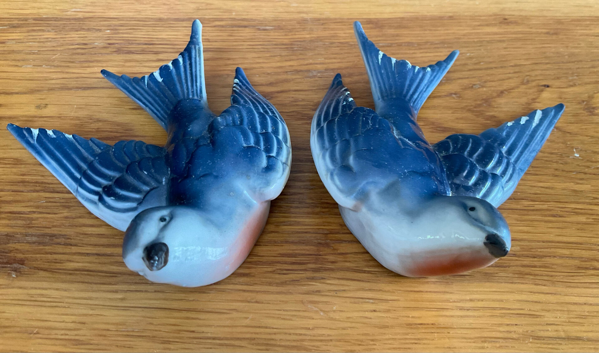 Old pair of porcelain birds for wall decoration.