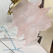 Applique col de cygne en laiton et tulipe pétales de rose en pâte de verre