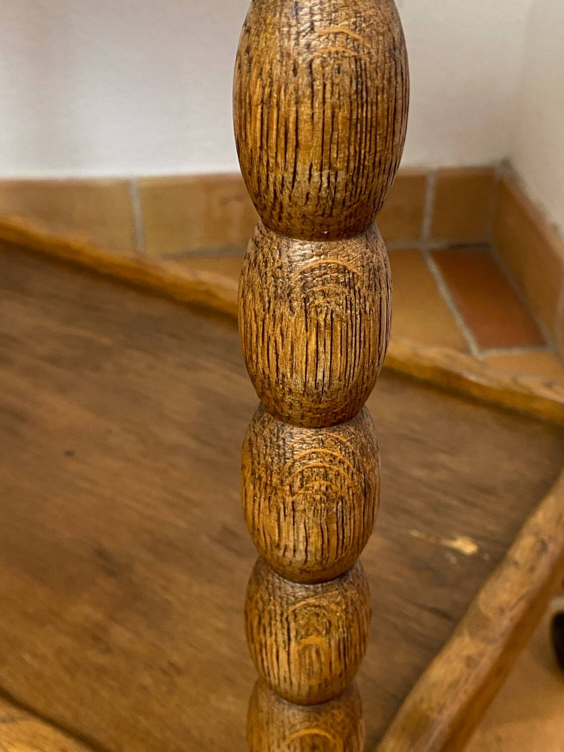 Desserte à roulettes en bois touné