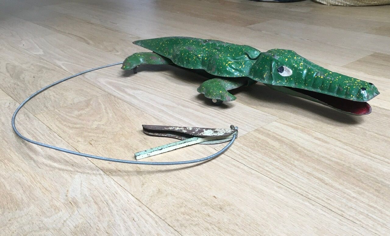 Metal crocodile