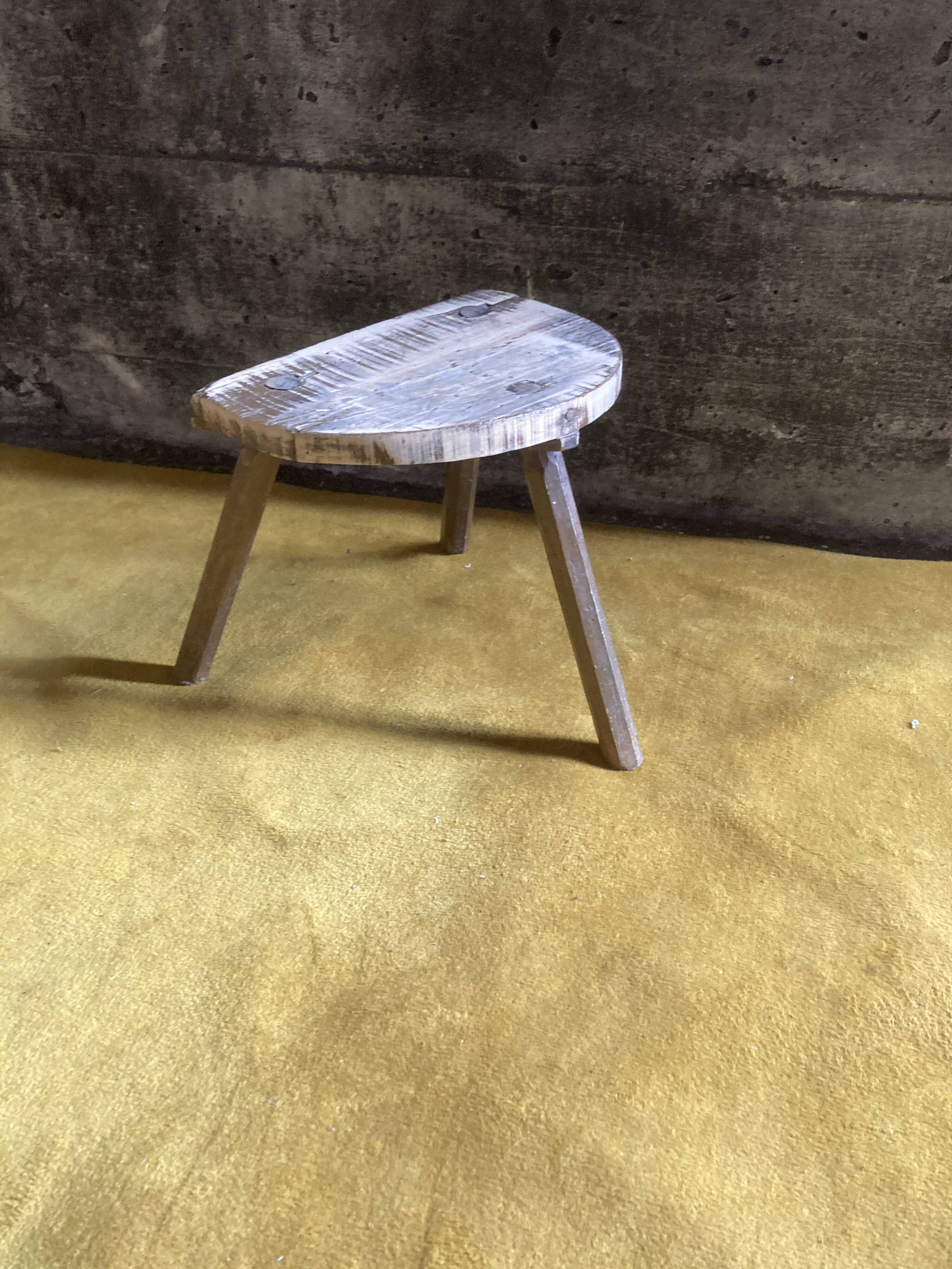 Tabouret tripode de traite patine vieilli
