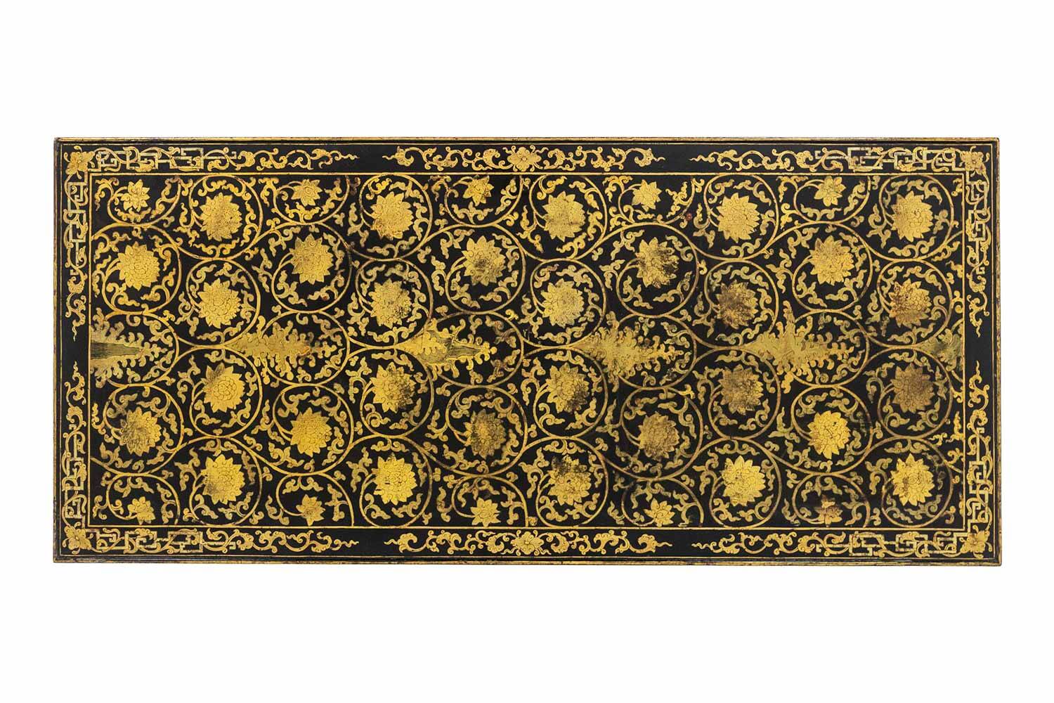 Lacquer coffee table decorated with floral motifs. Circa 1900.