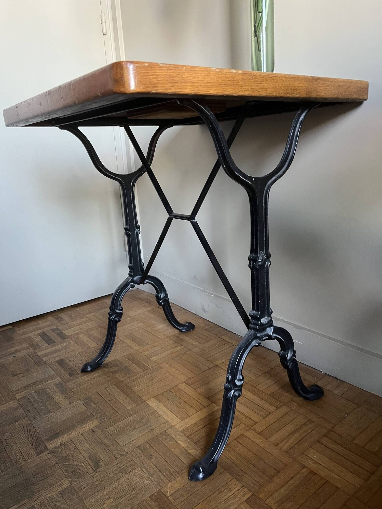 Superb square table made of solid oak from the 1960s, with a cast iron bistro base.