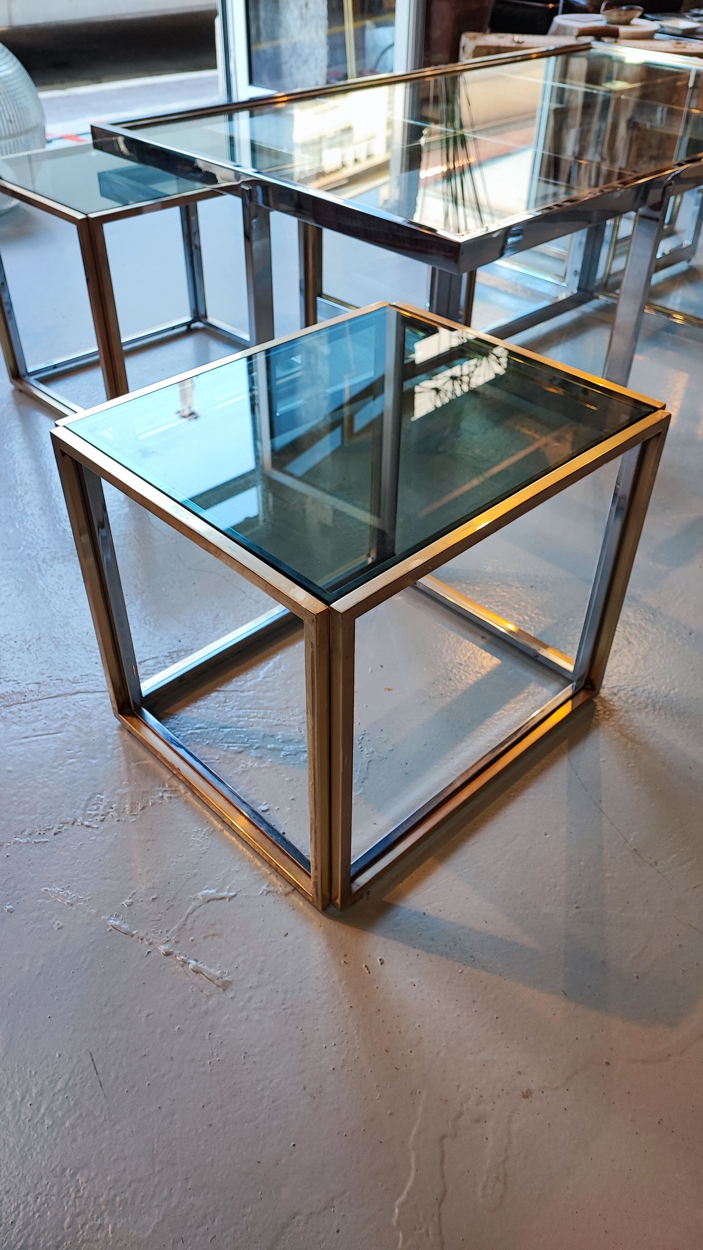 Vintage coffee table with 4 nesting tables