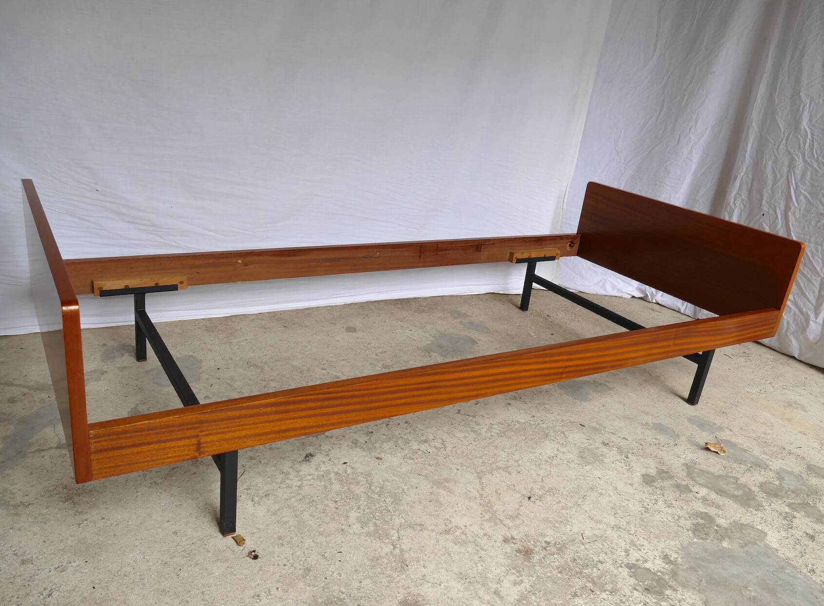 Daybed LC8 A.R.P. Pierre Guariche 1955