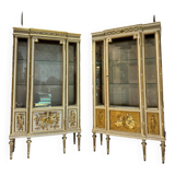 Paire de vitrines fin du xixe siècle en bois peint et doré de style louis xvi