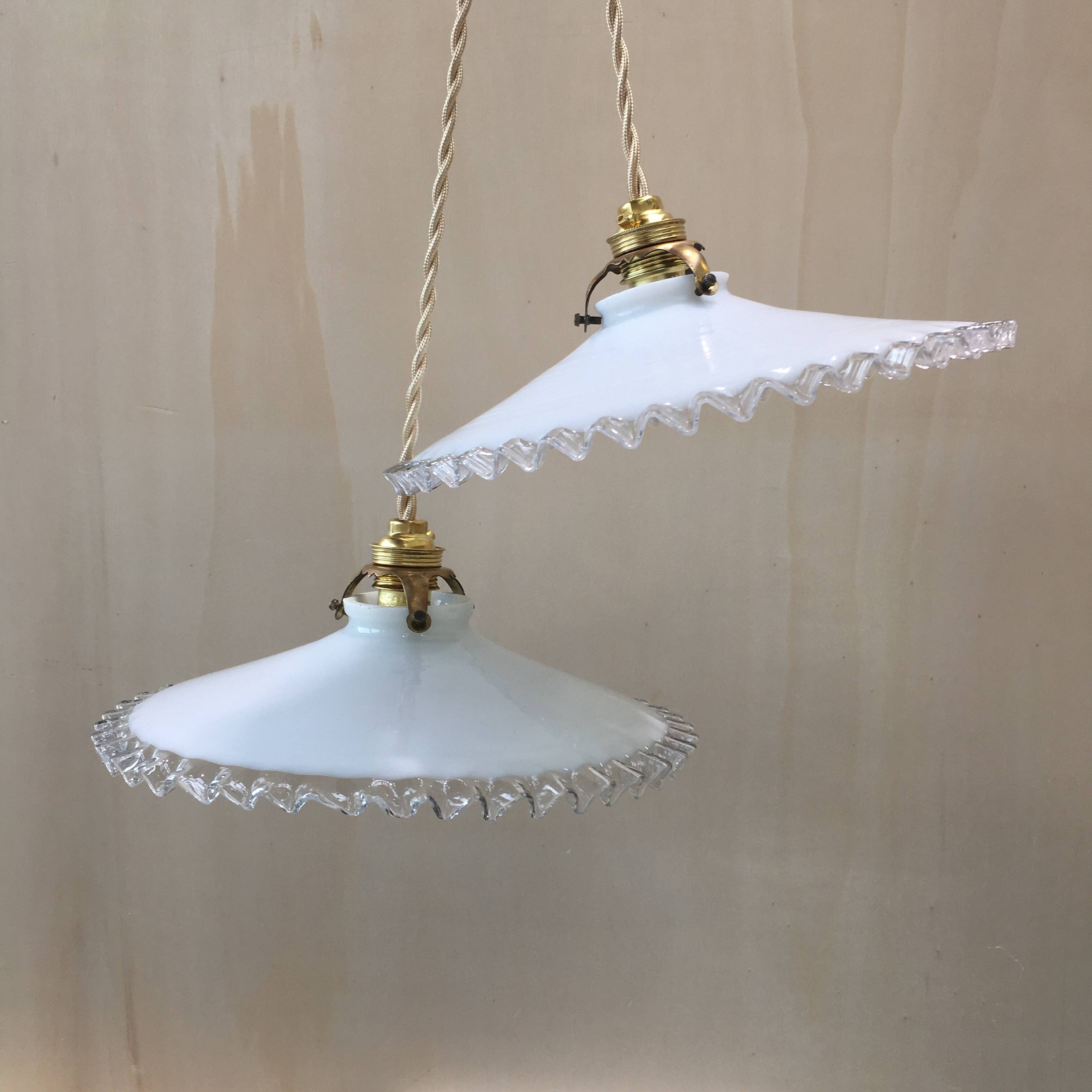 Pair of pendants in white opaline and transparent serrated edges