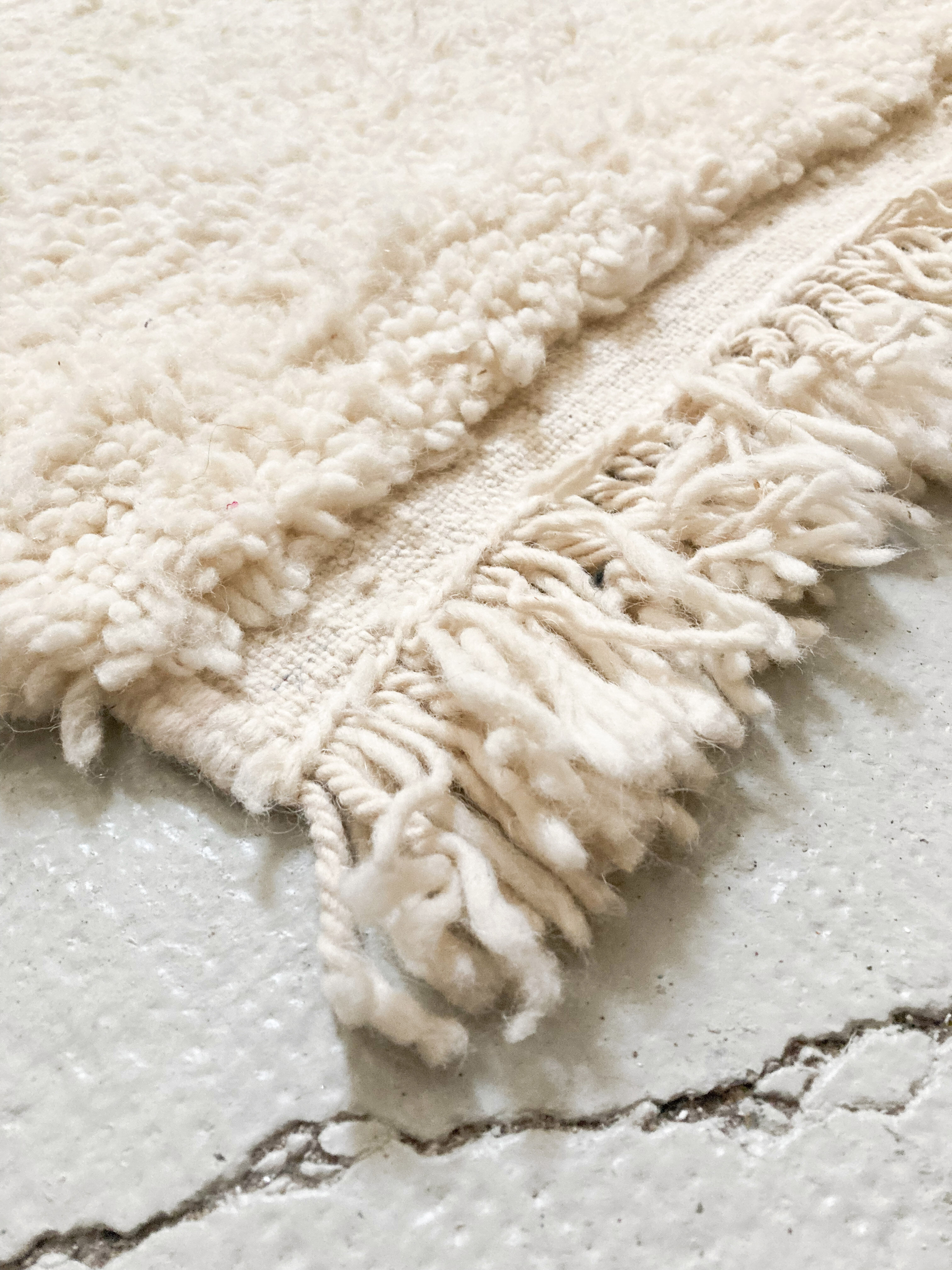 Moroccan Berber carpet beni ouarain unbleached diamonds engraved 355x253cm