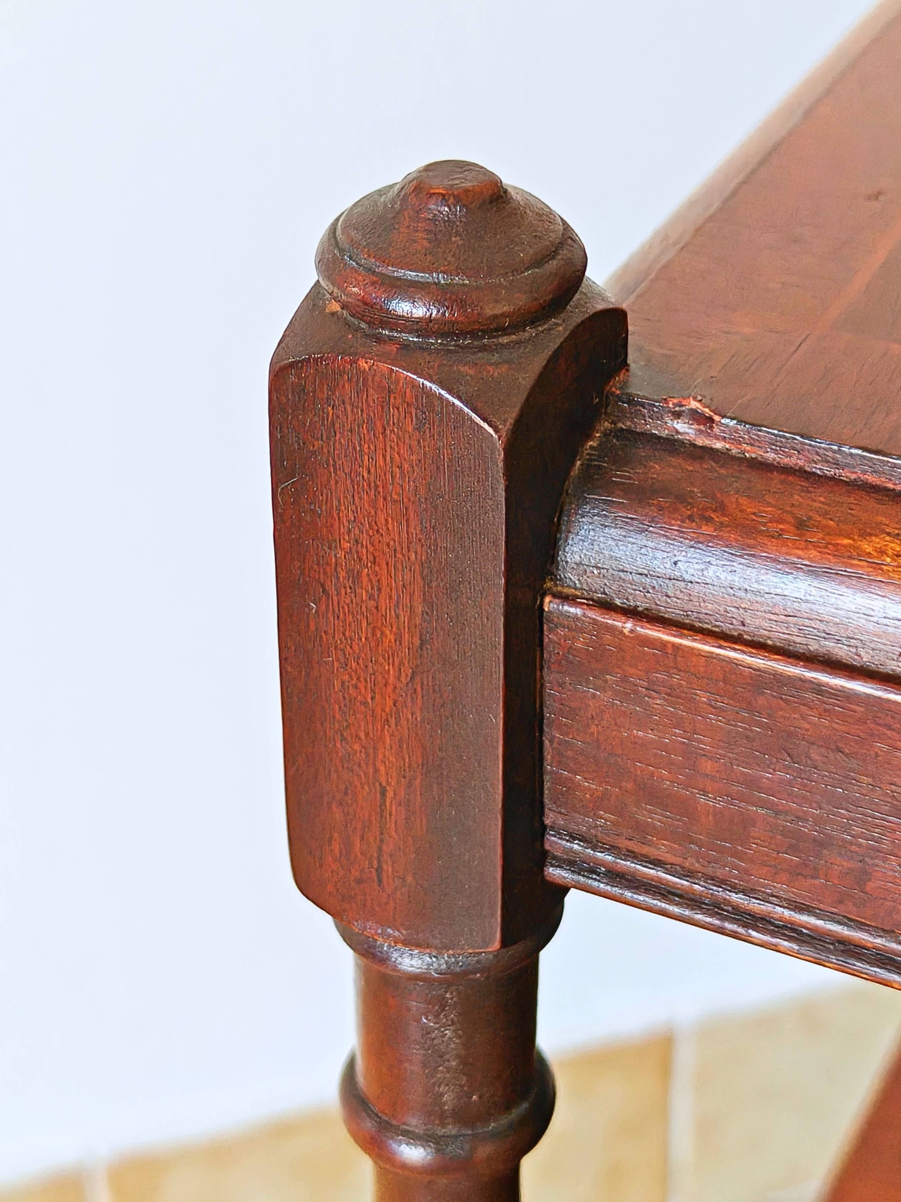 Table d'appoint en if par Bradley England