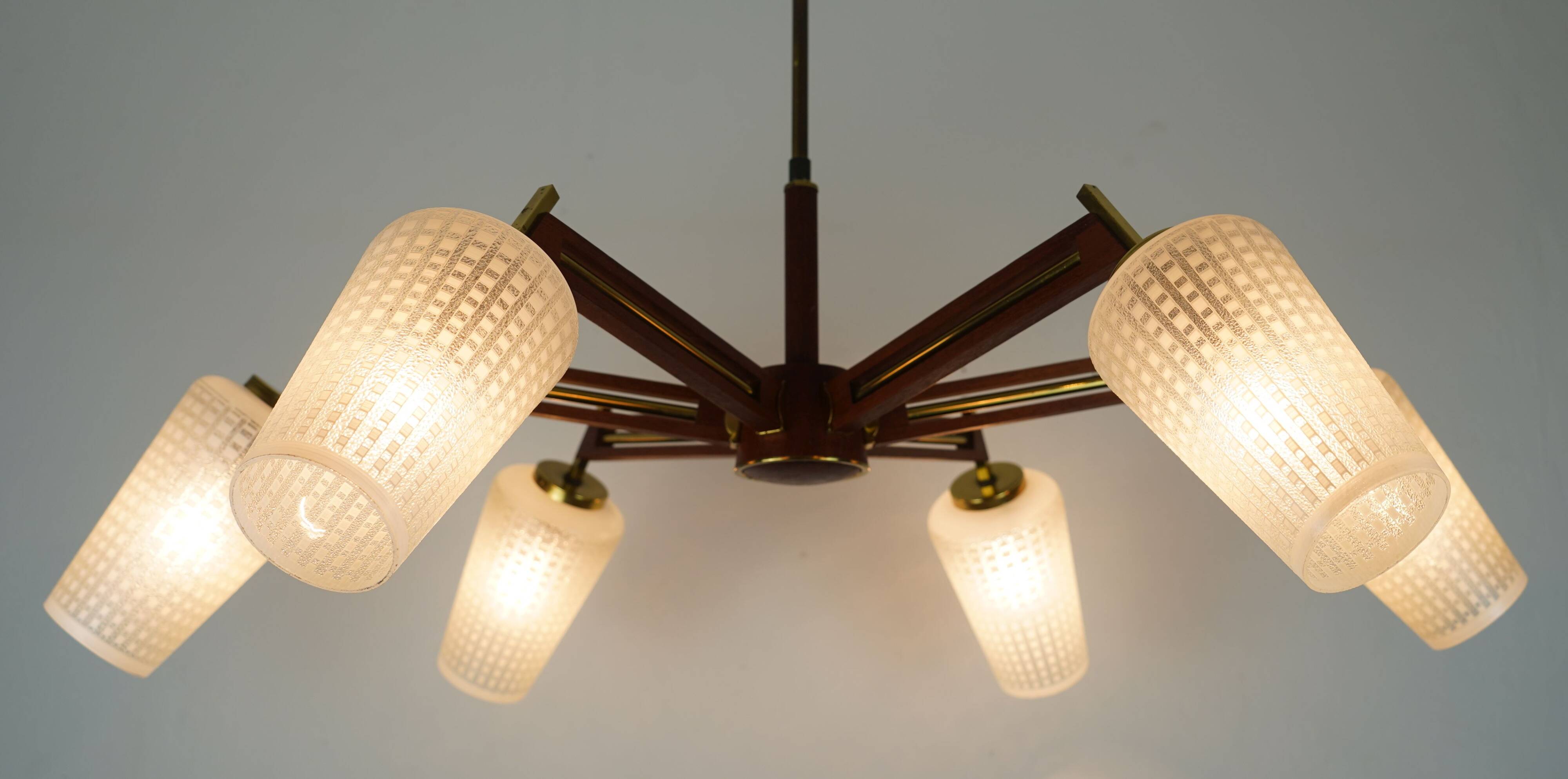 Lustre en teck, laiton et verre à 8 lumières de style sputnik des années 1960.