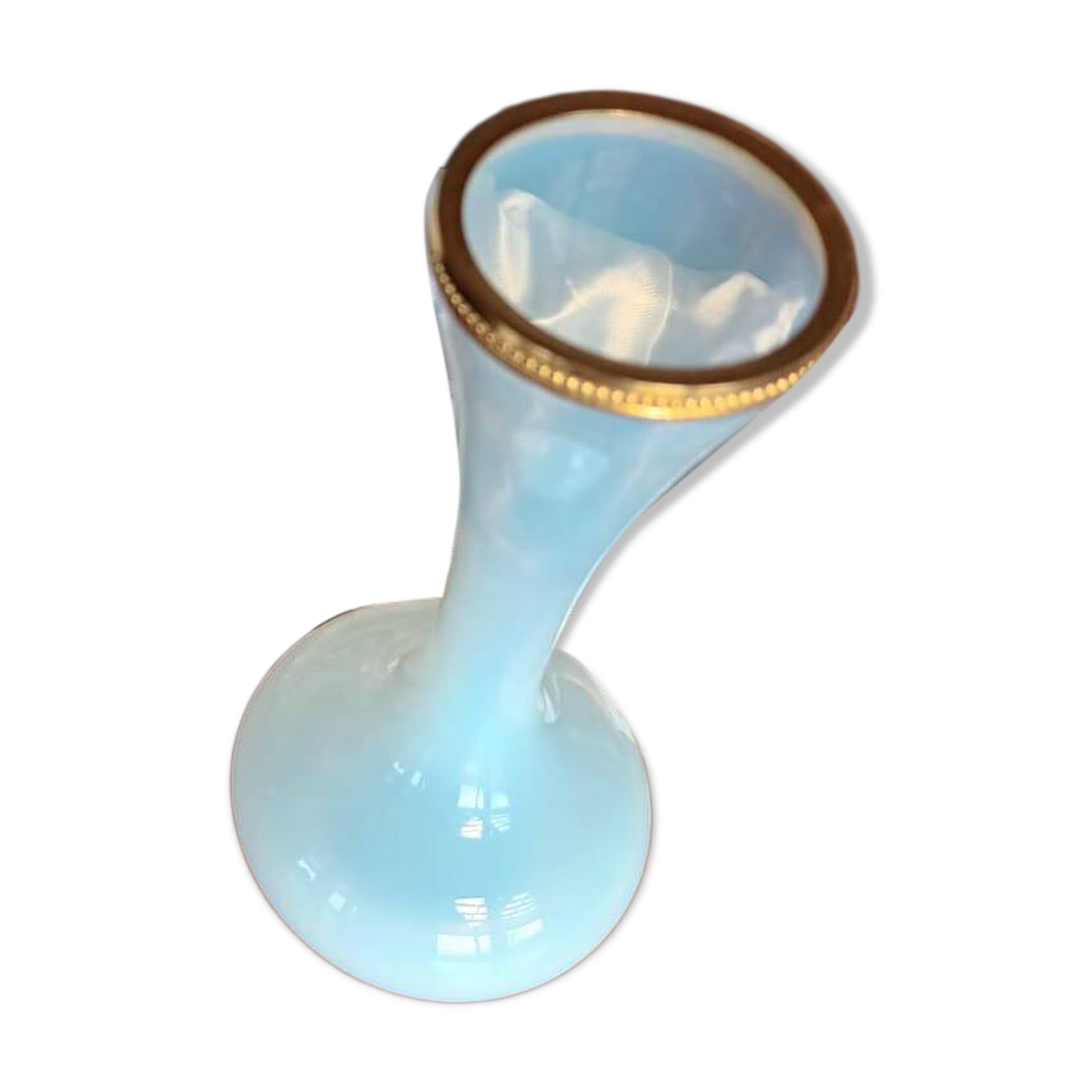 Single flower vase in opaline