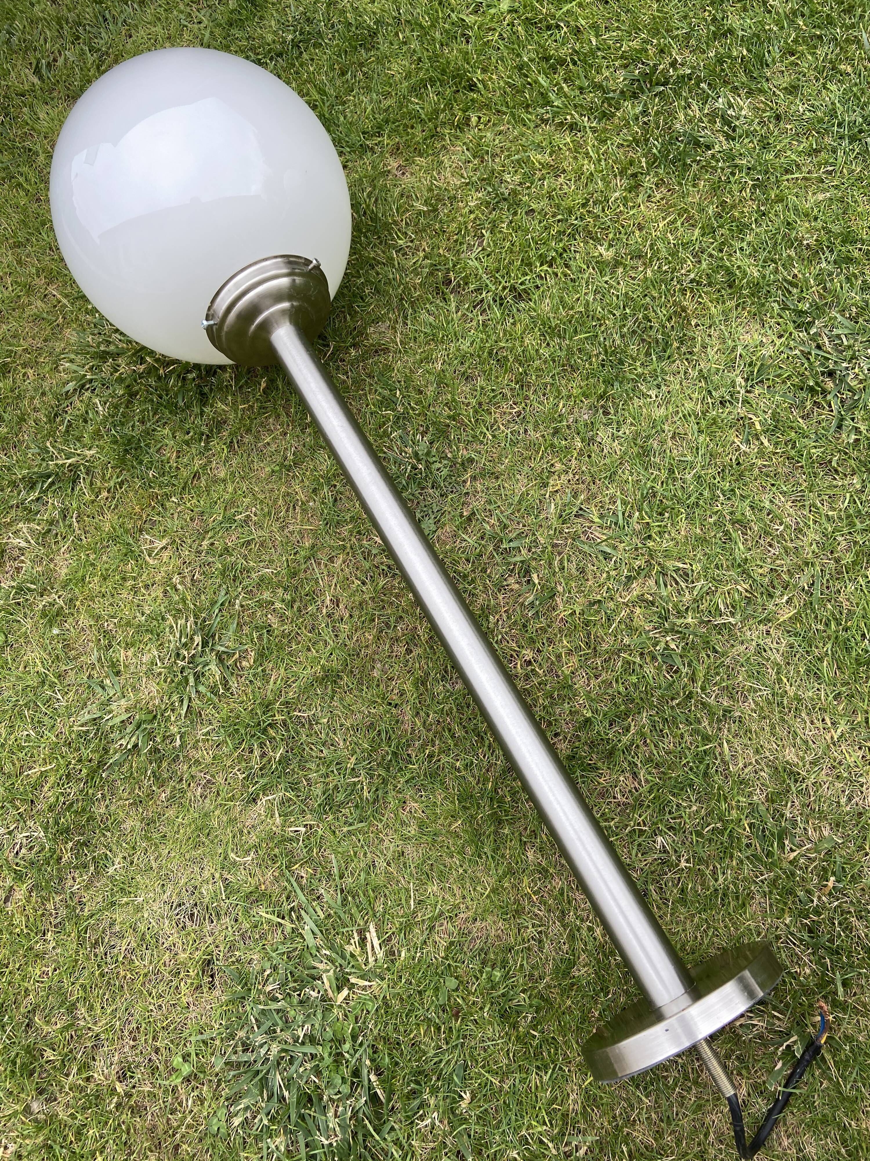 Suite de 6 suspensions tube inox et globe verre opalin style Art déco