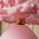 Lampe de table en métal rose XXL avec abat-jour froncé - Régence hollywoodienne des années 1980, fabriquée en Italie