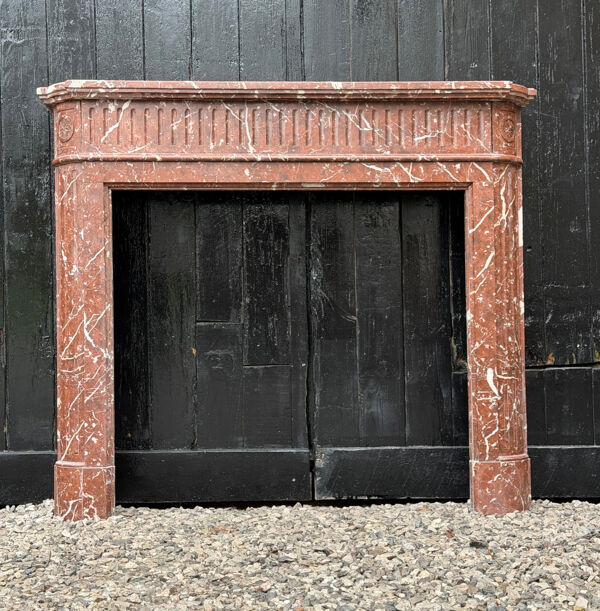 Cheminée de style Louis XVI demi-lune en marbre de Rance ou Rouge Royal, vers 1880