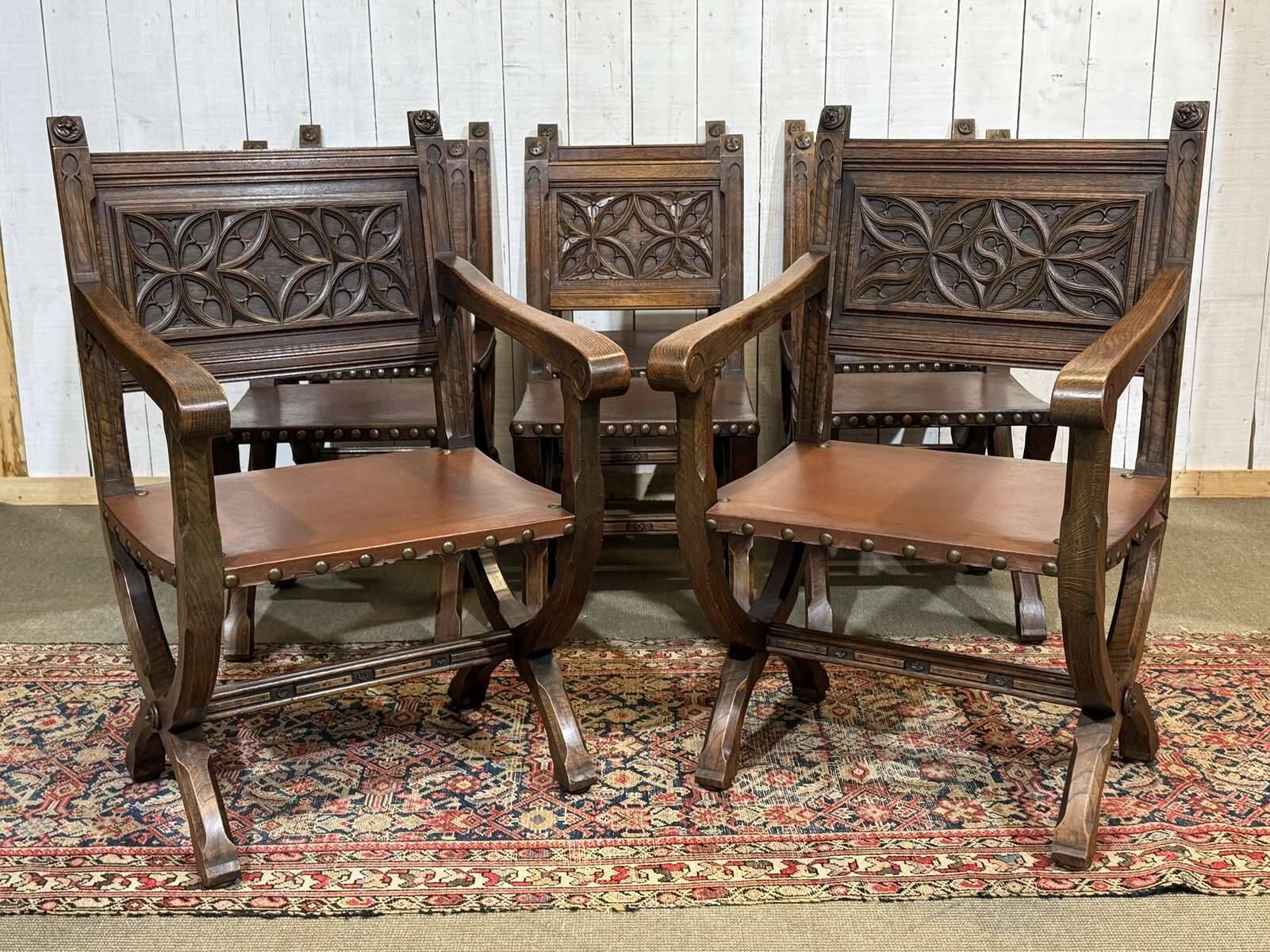 Suite de 6 chaises et 2 fauteuils en chêne et cuir à décor gothique