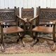 Suite de 6 chaises et 2 fauteuils en chêne et cuir à décor gothique