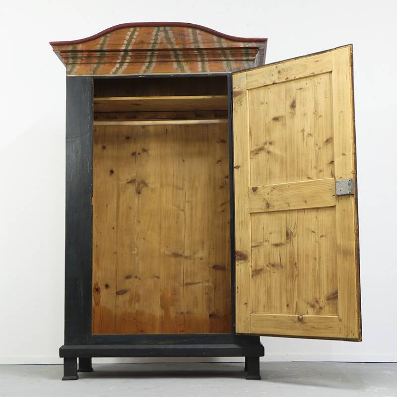 Armoire de mariée peinte à l'art populaire