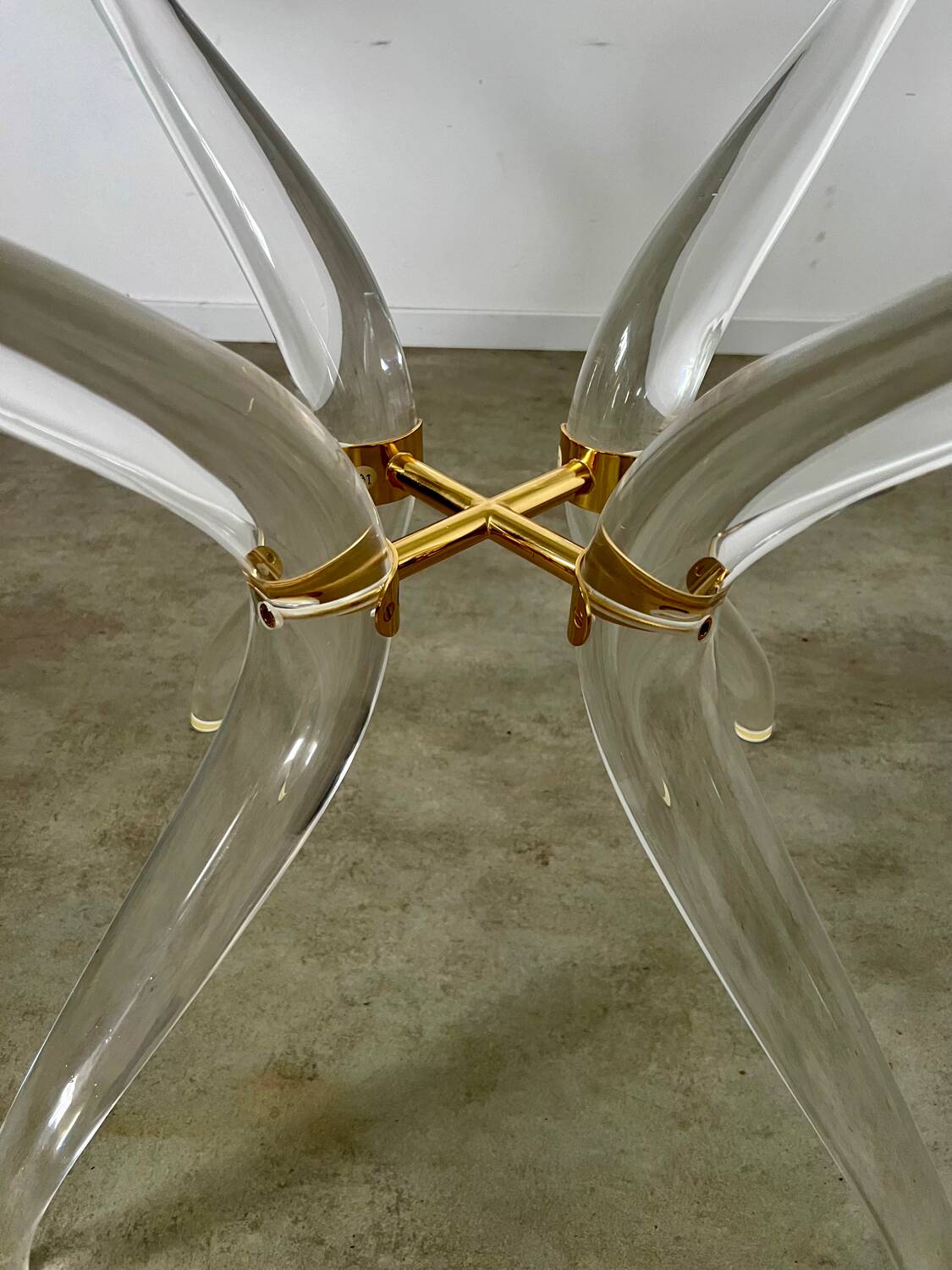 Venice model round dining table from Madelia by Paris Altuglas foot