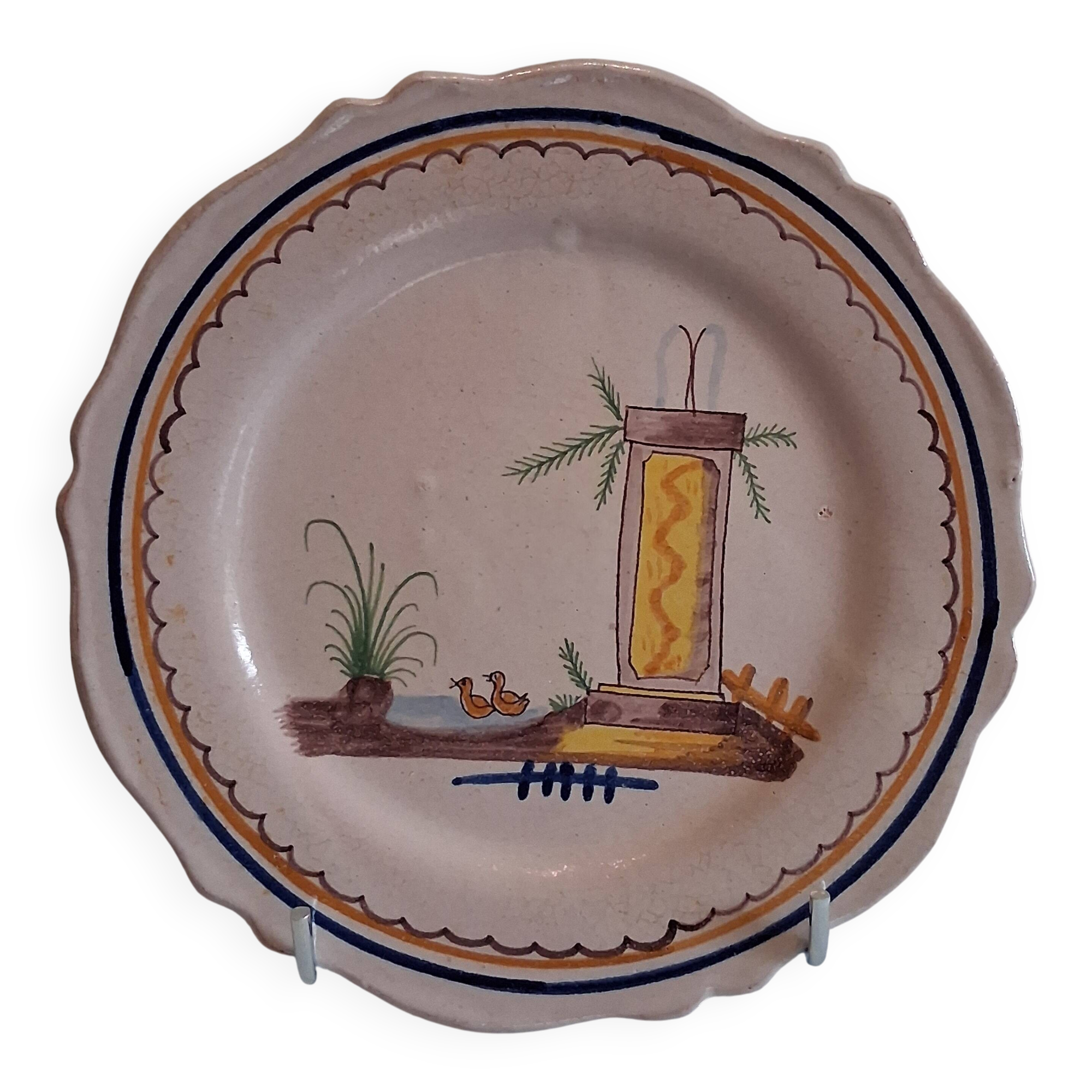 Plate dish with scalloped edges in Nevers earthenware in good condition from the 18th century.