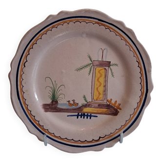 Plate dish with scalloped edges in Nevers earthenware in good condition from the 18th century.