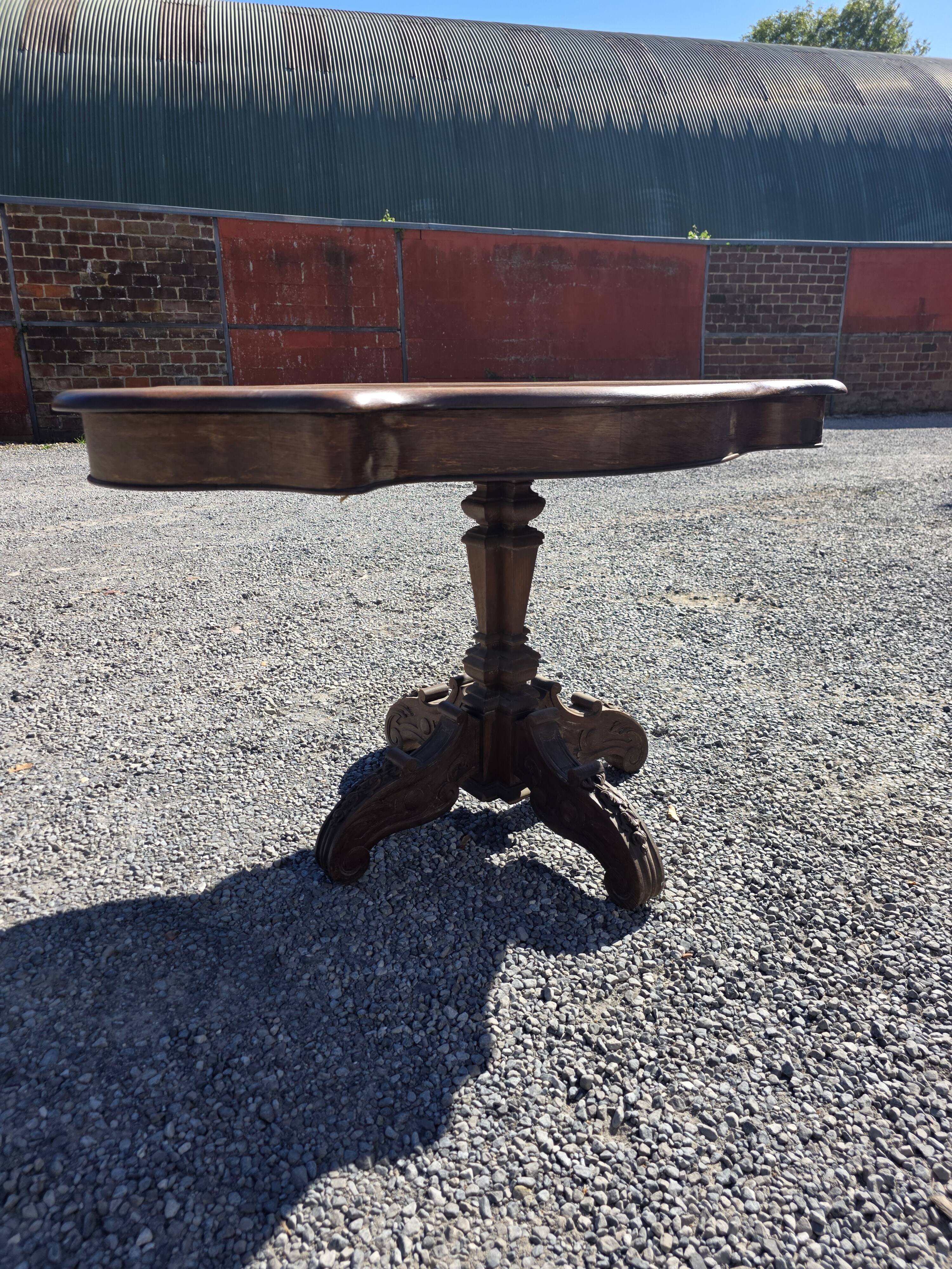 Antique round table in solid oak