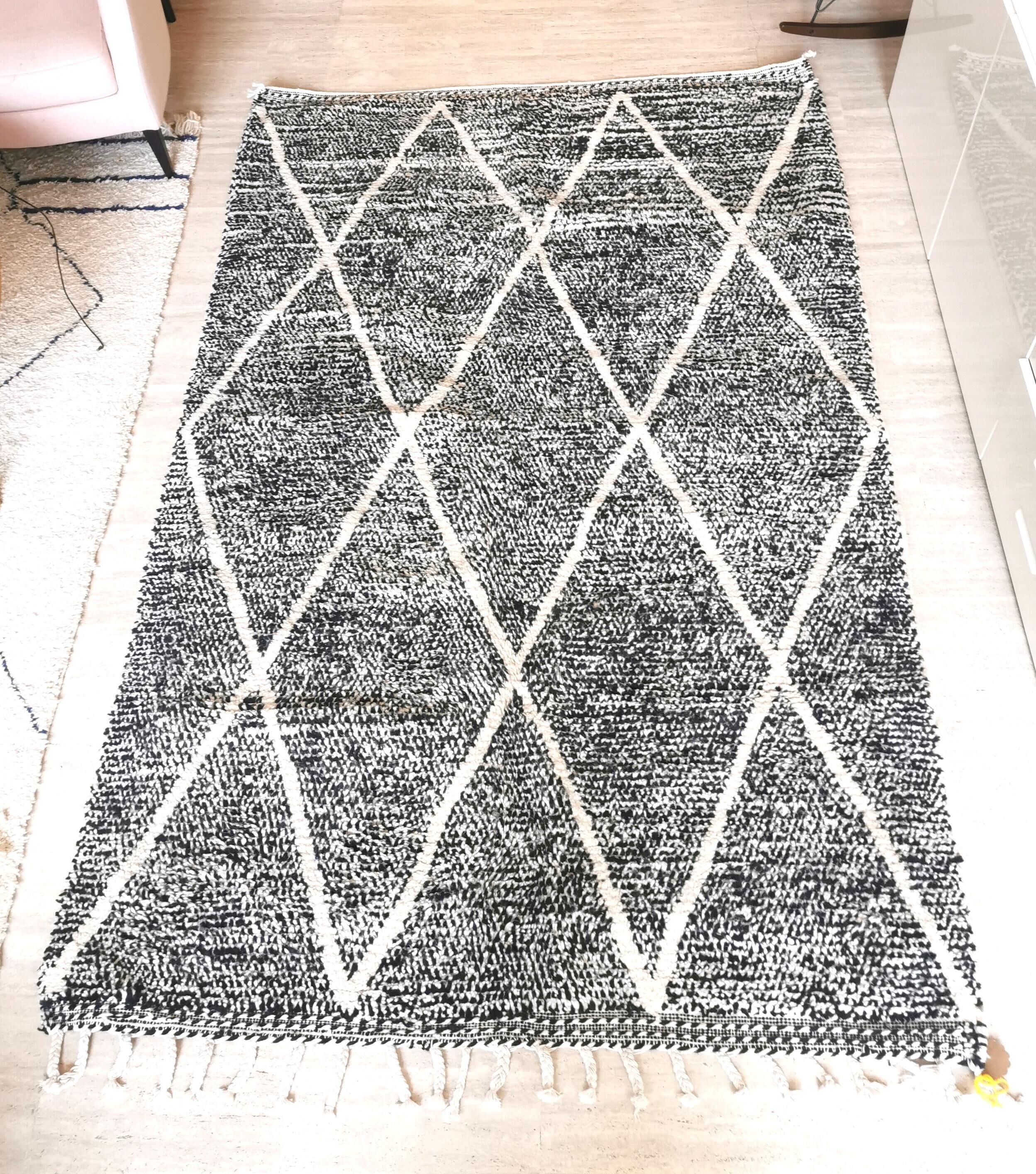Genuine black and white Béni Ouarain Berber wool rug