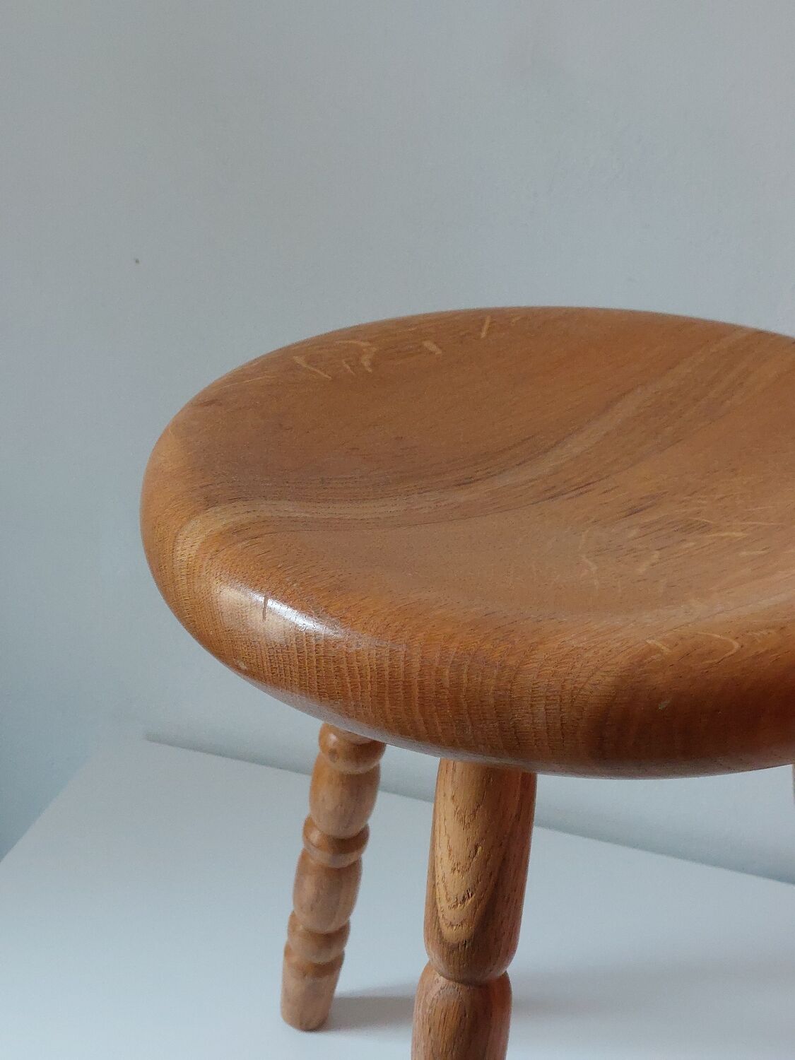 Vintage en bois tourné tabouret du milieu du siècle avec un siège épais.