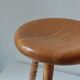 Vintage en bois tourné tabouret du milieu du siècle avec un siège épais.