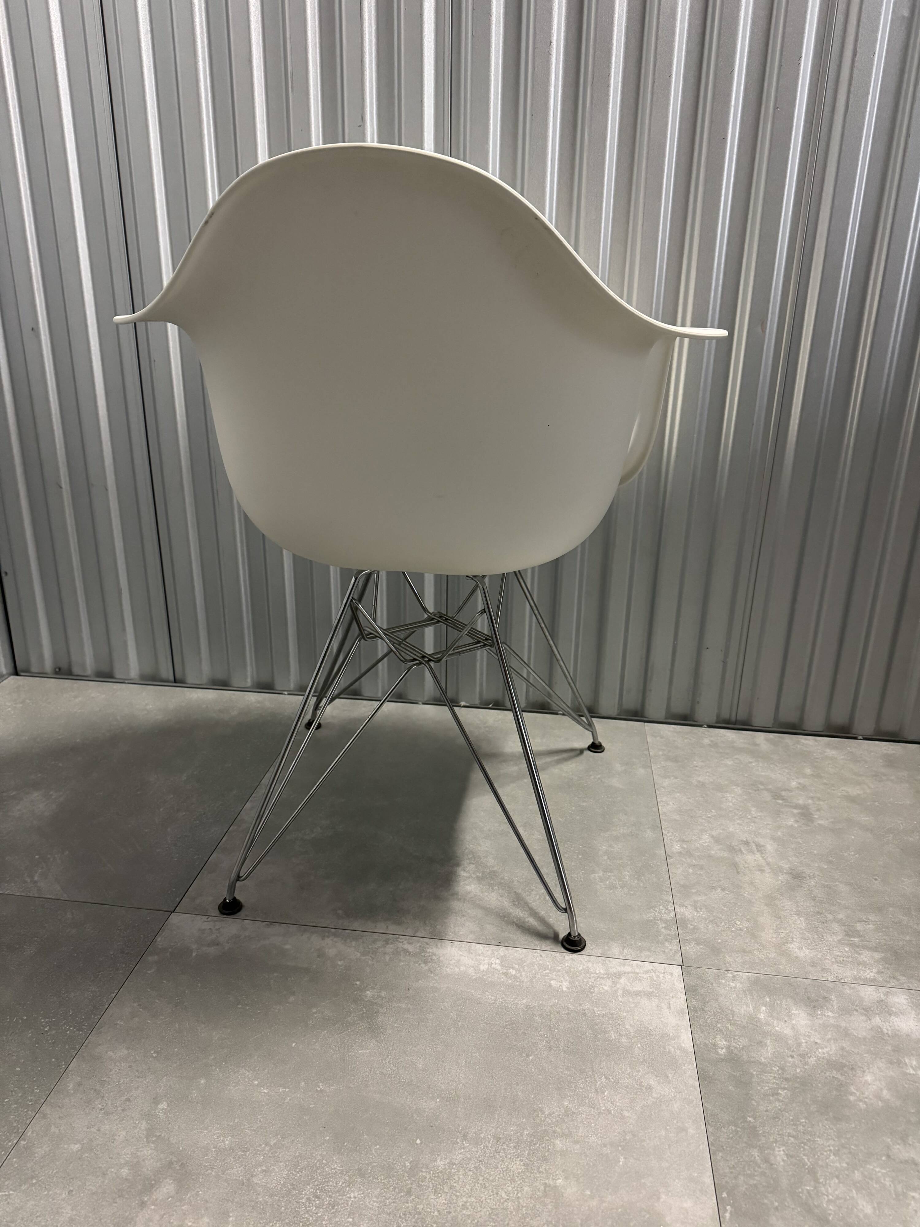 VITRA DAR Eames Armchair White