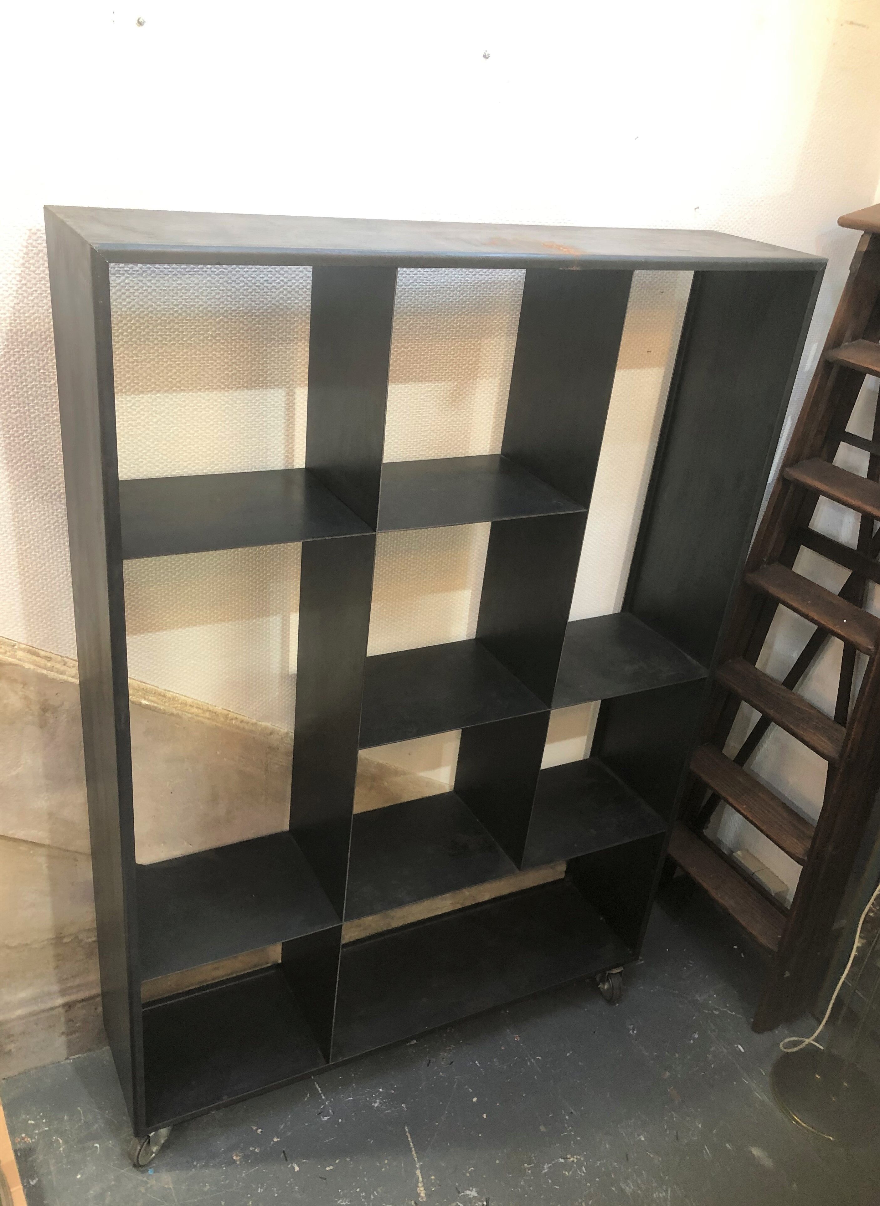 Etagère bibliothèque artisanal en acier sur roulettes industrielle
