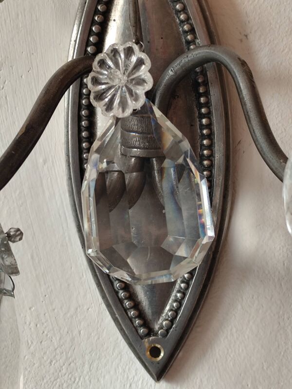 Applique murale en laiton étamé et pampilles de cristal - lumière rococo 2 feux