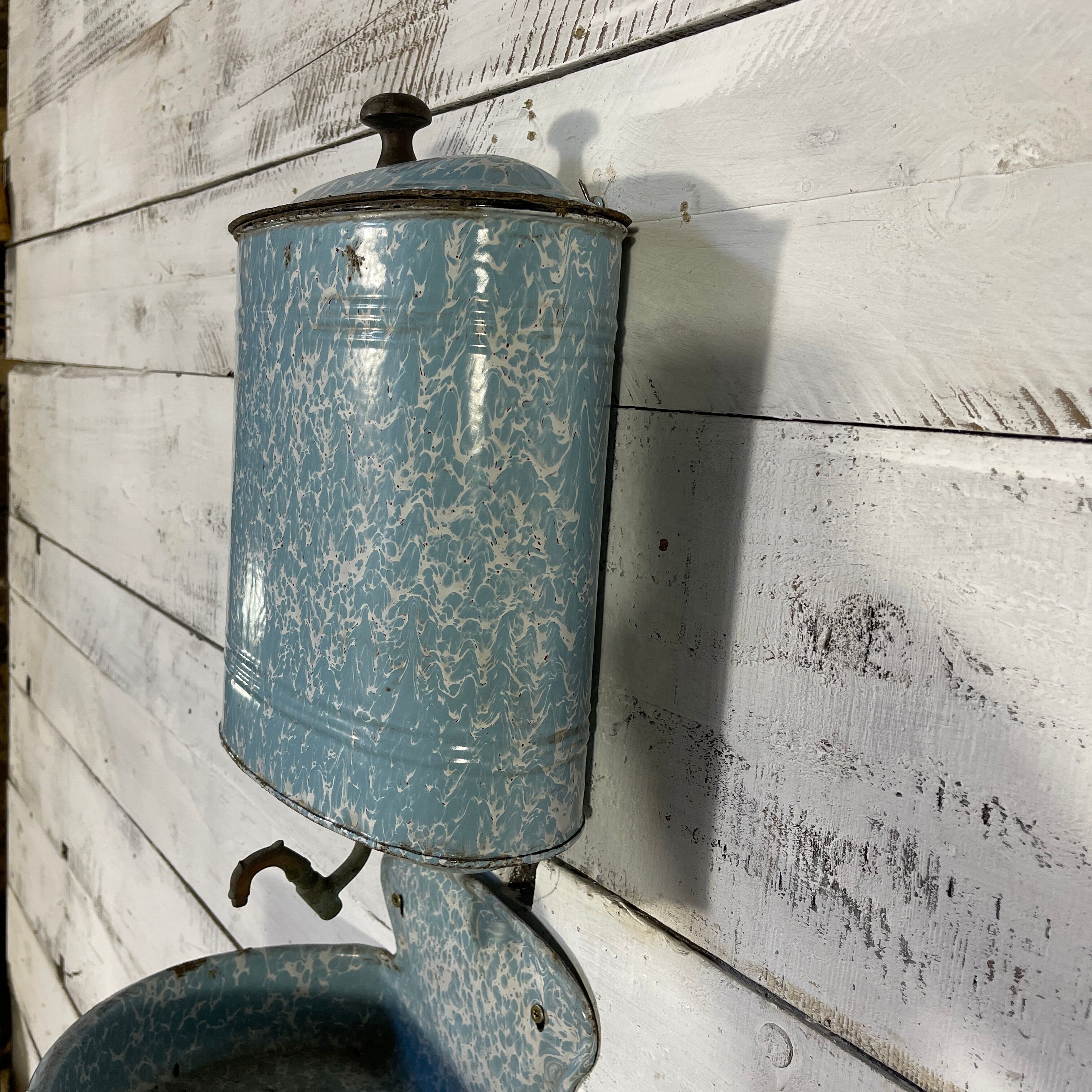 Fountain with washbasin