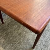 Table with Scandinavian-style extension spieces